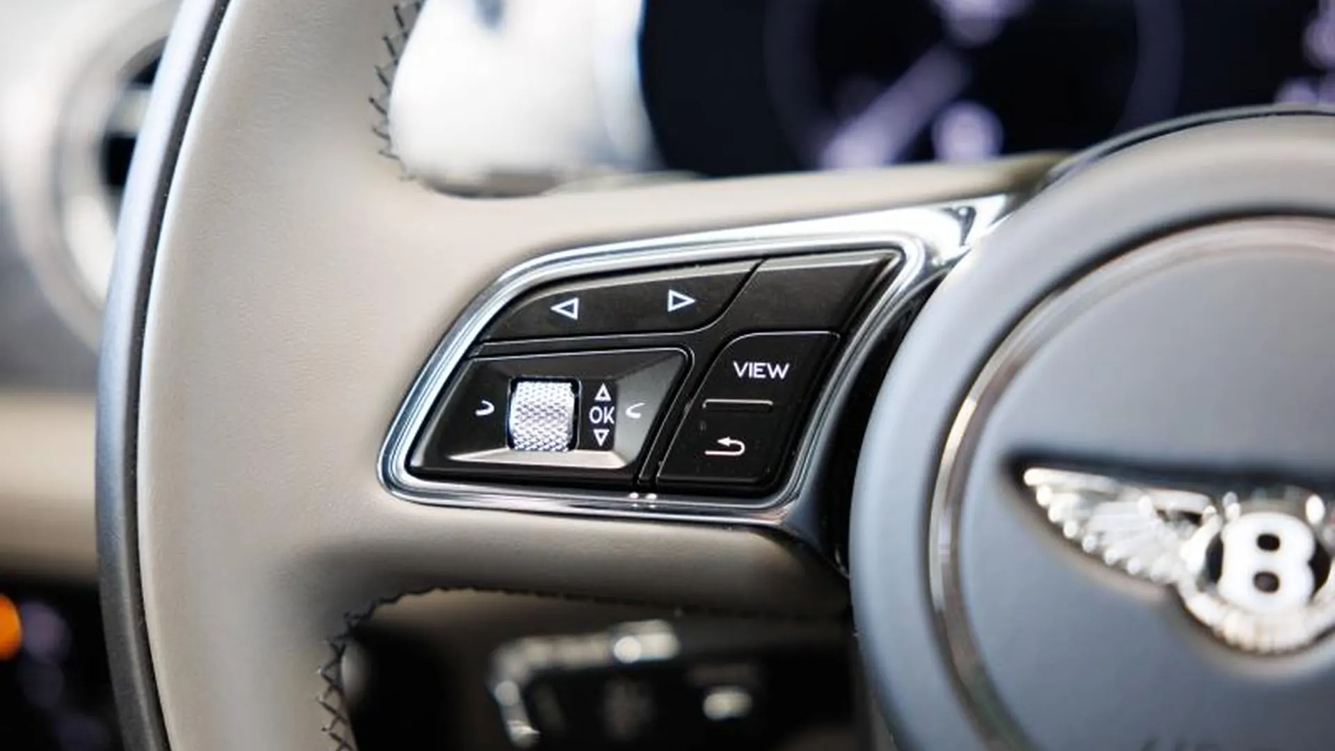 Bentley Bentayga — photo 34