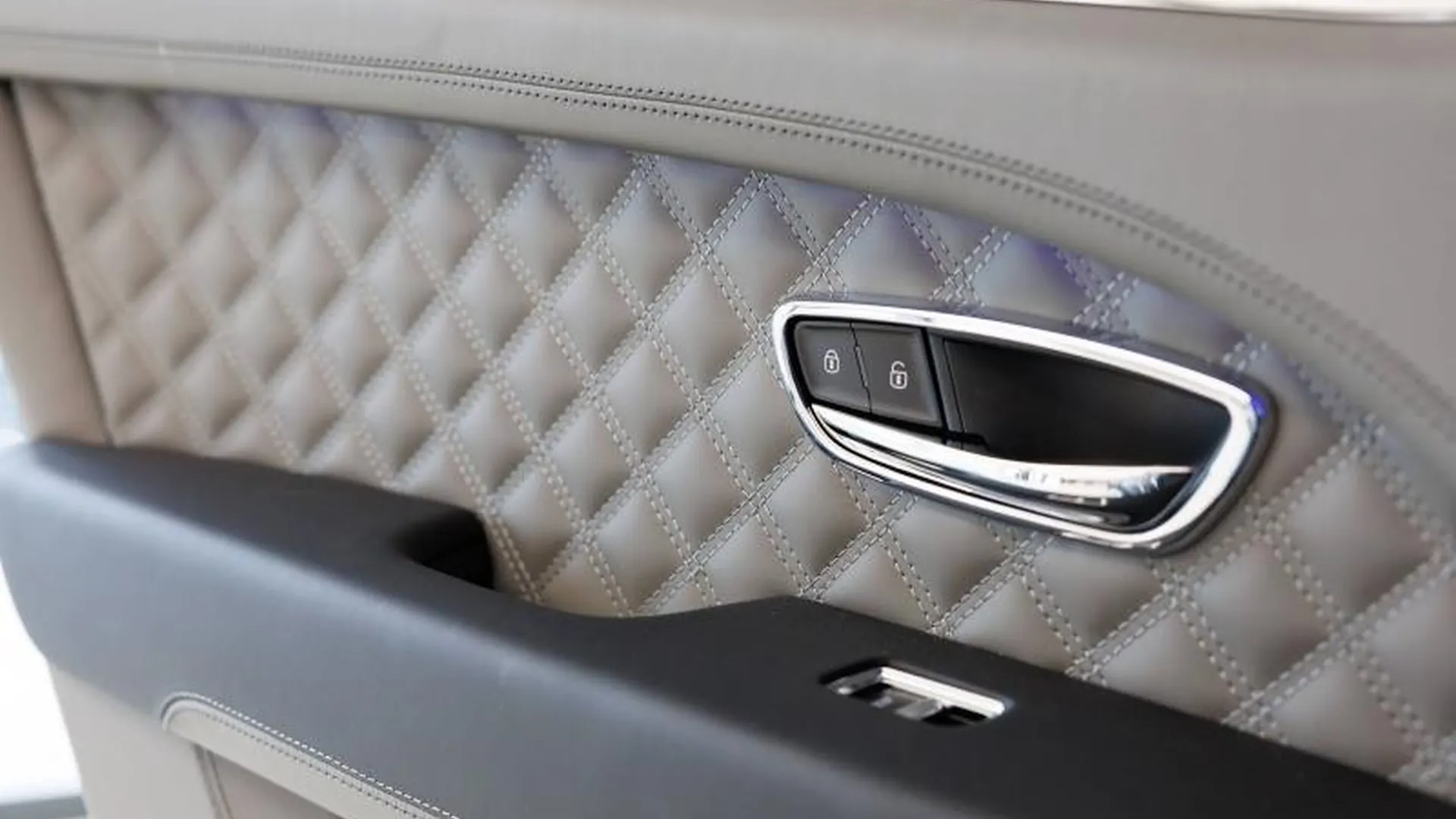 Bentley Bentayga — photo 26