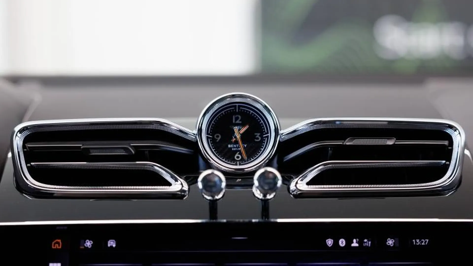 Bentley Bentayga — photo 38