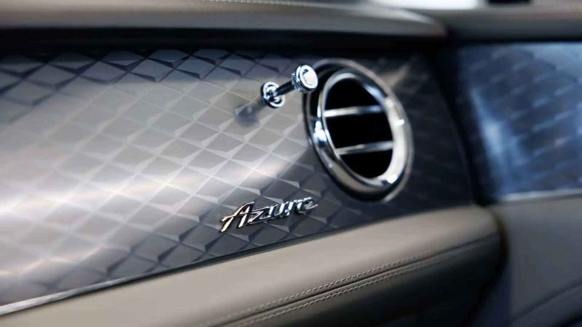 Bentley Bentayga — photo 40