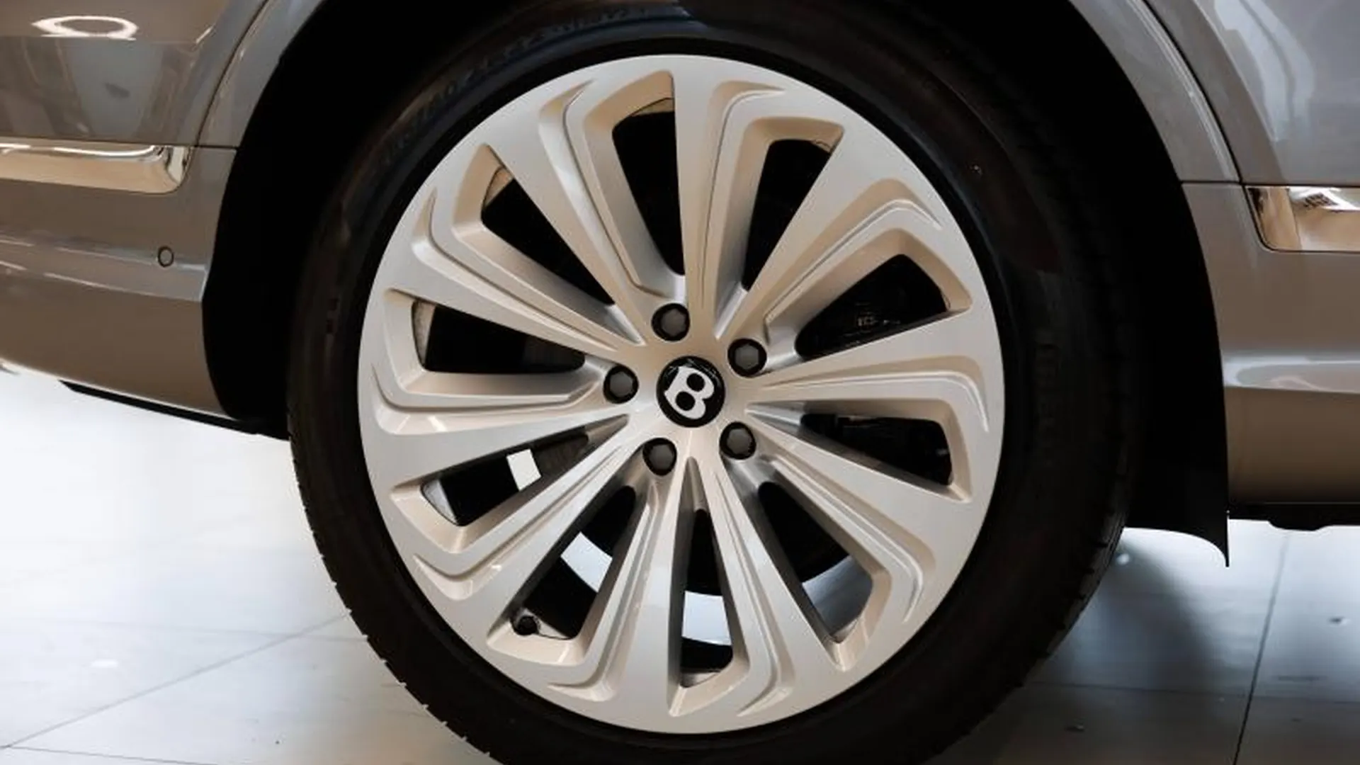 Bentley Bentayga — photo 10