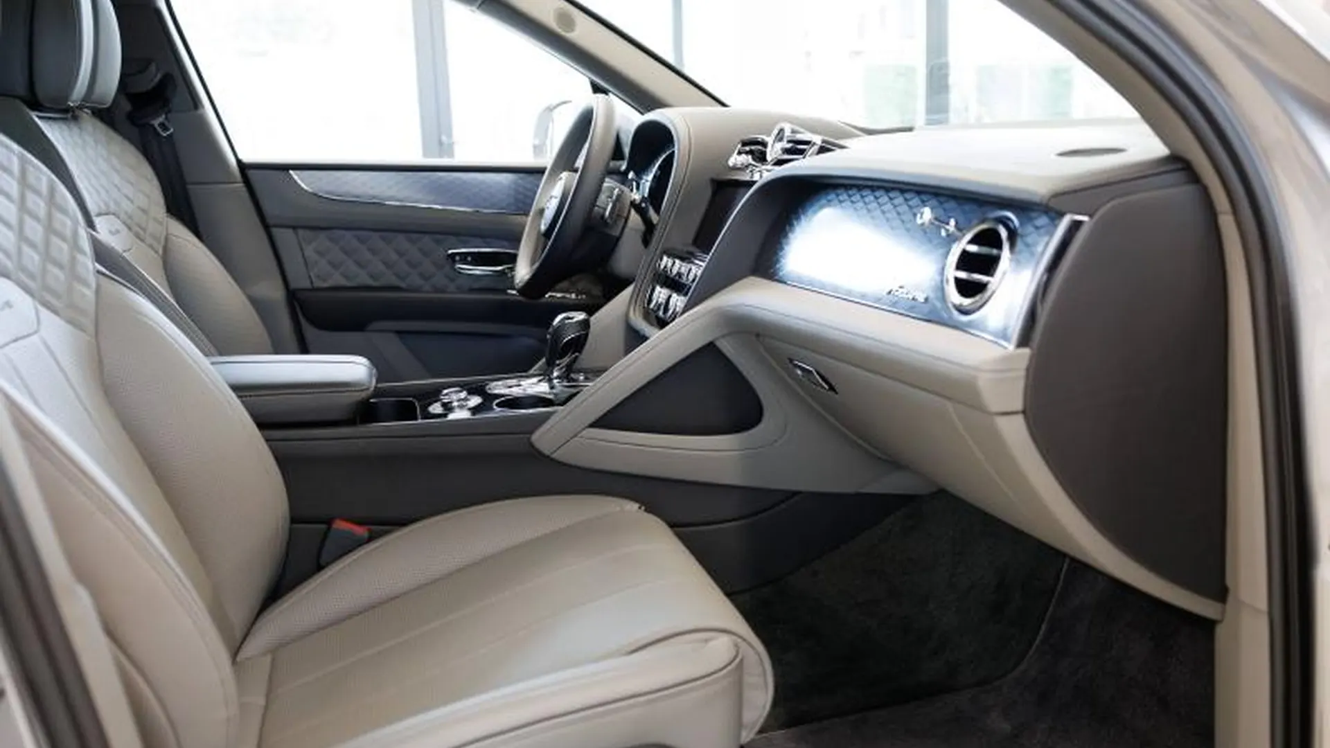 Bentley Bentayga — photo 13