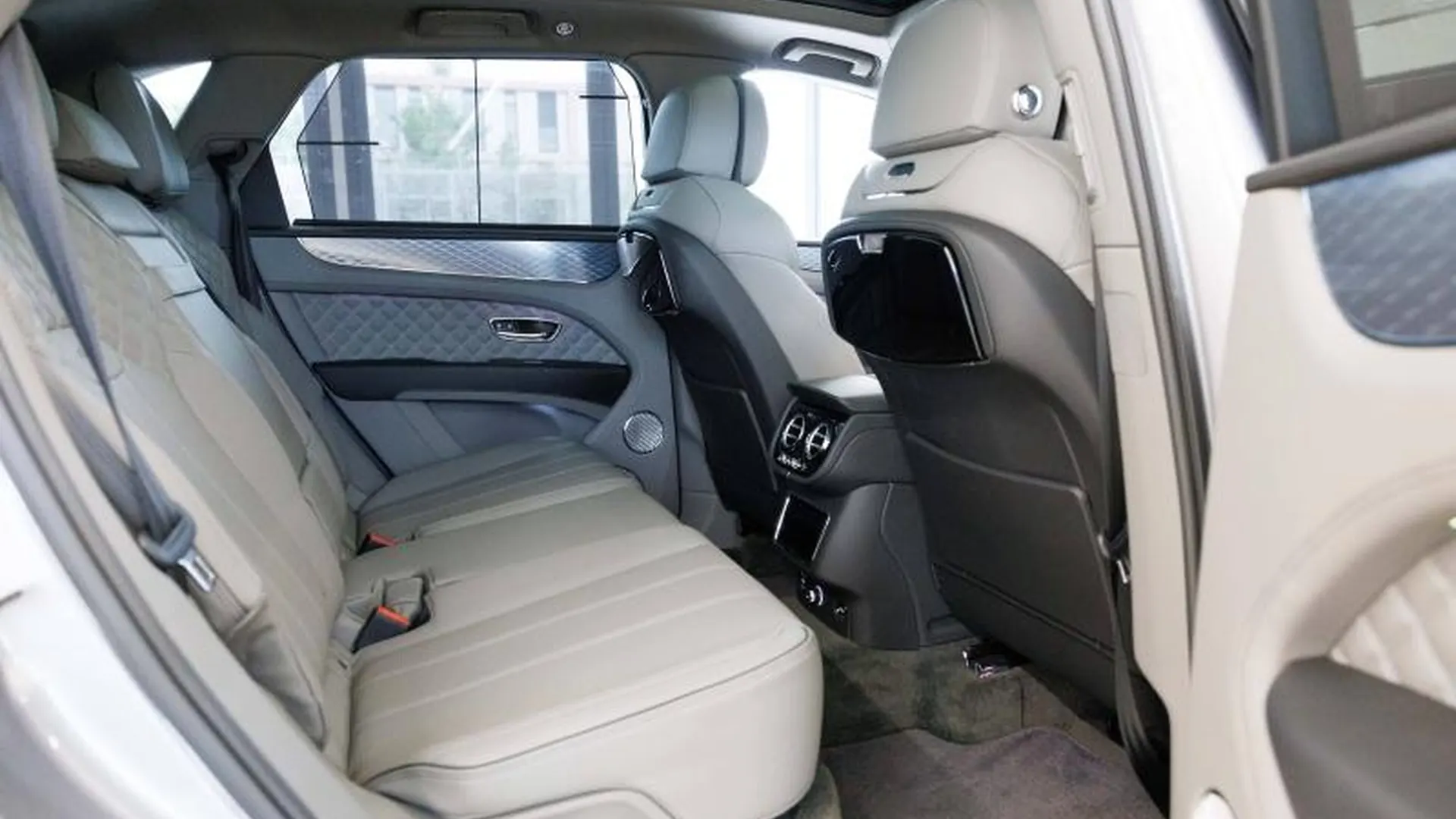 Bentley Bentayga — photo 22