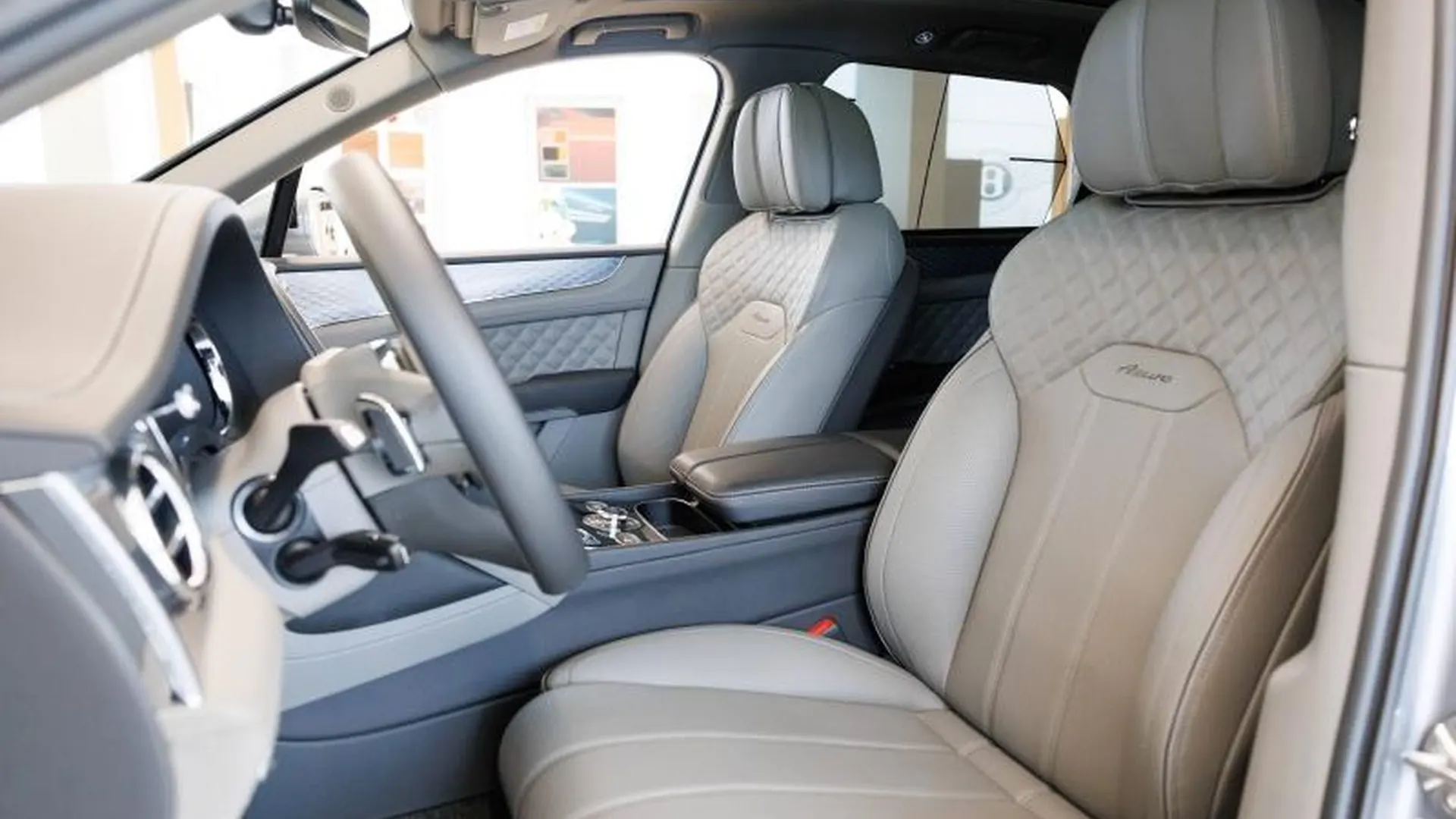 Bentley Bentayga — photo 16