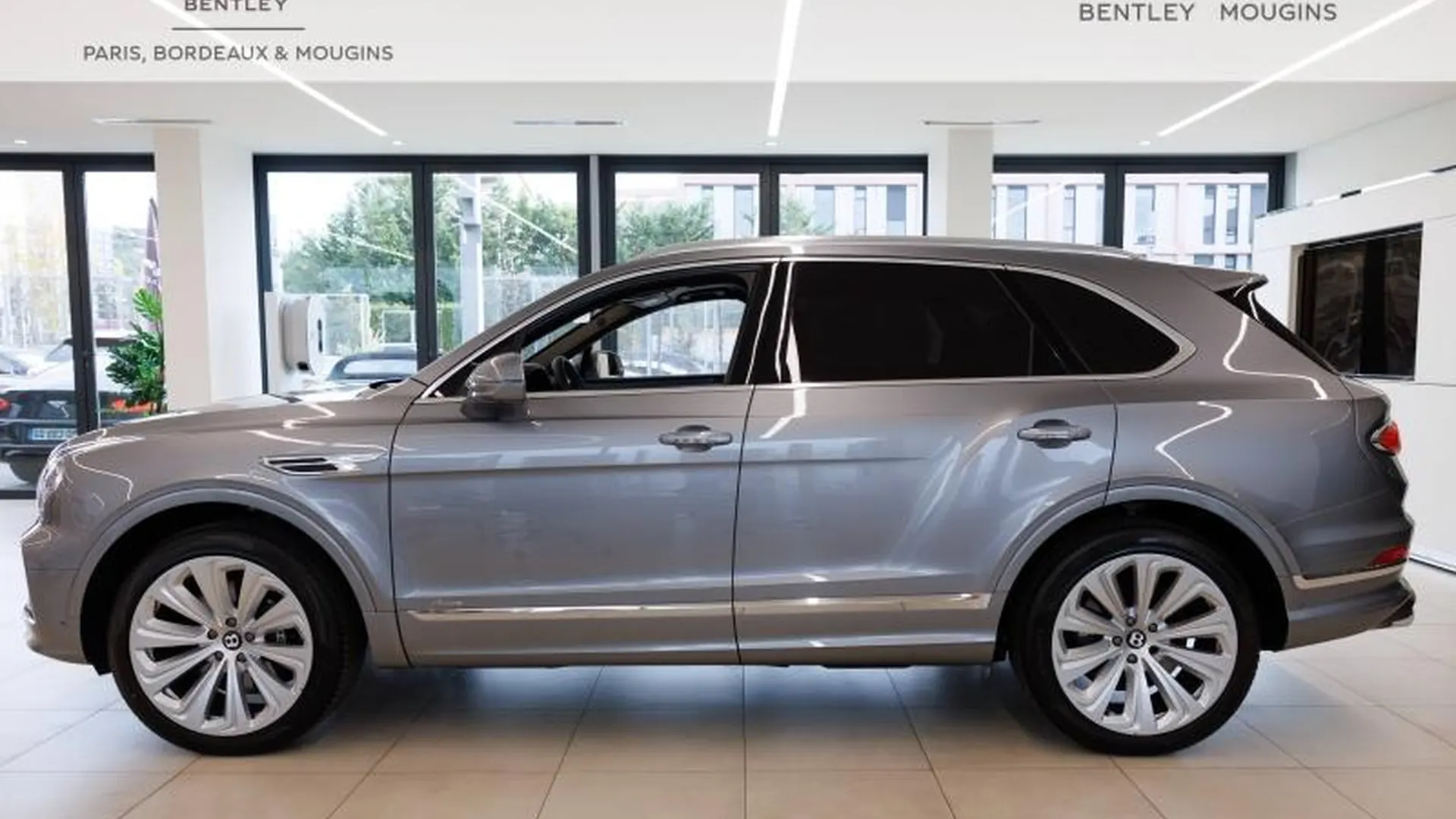 Bentley Bentayga — photo 2