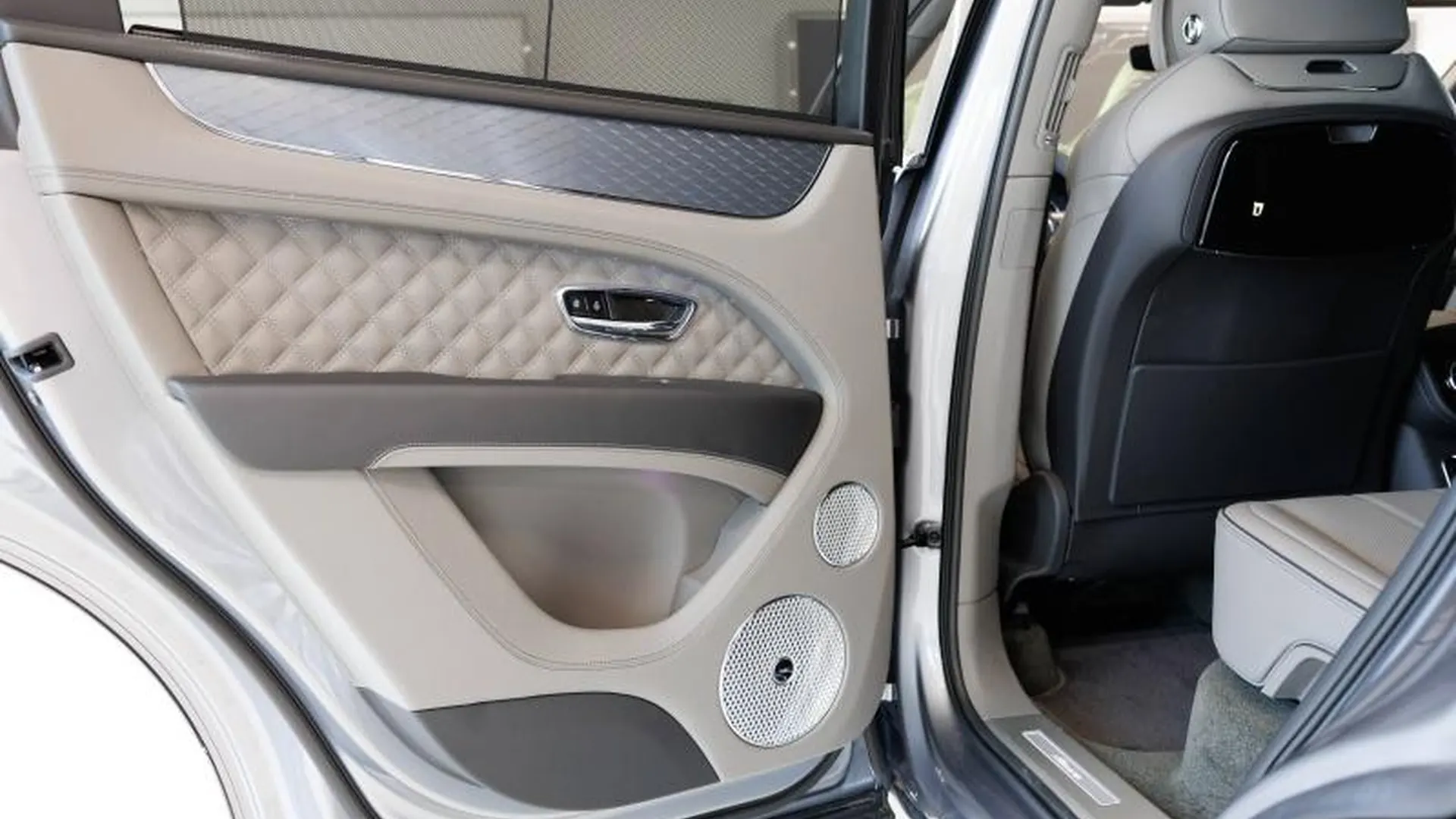 Bentley Bentayga — photo 25