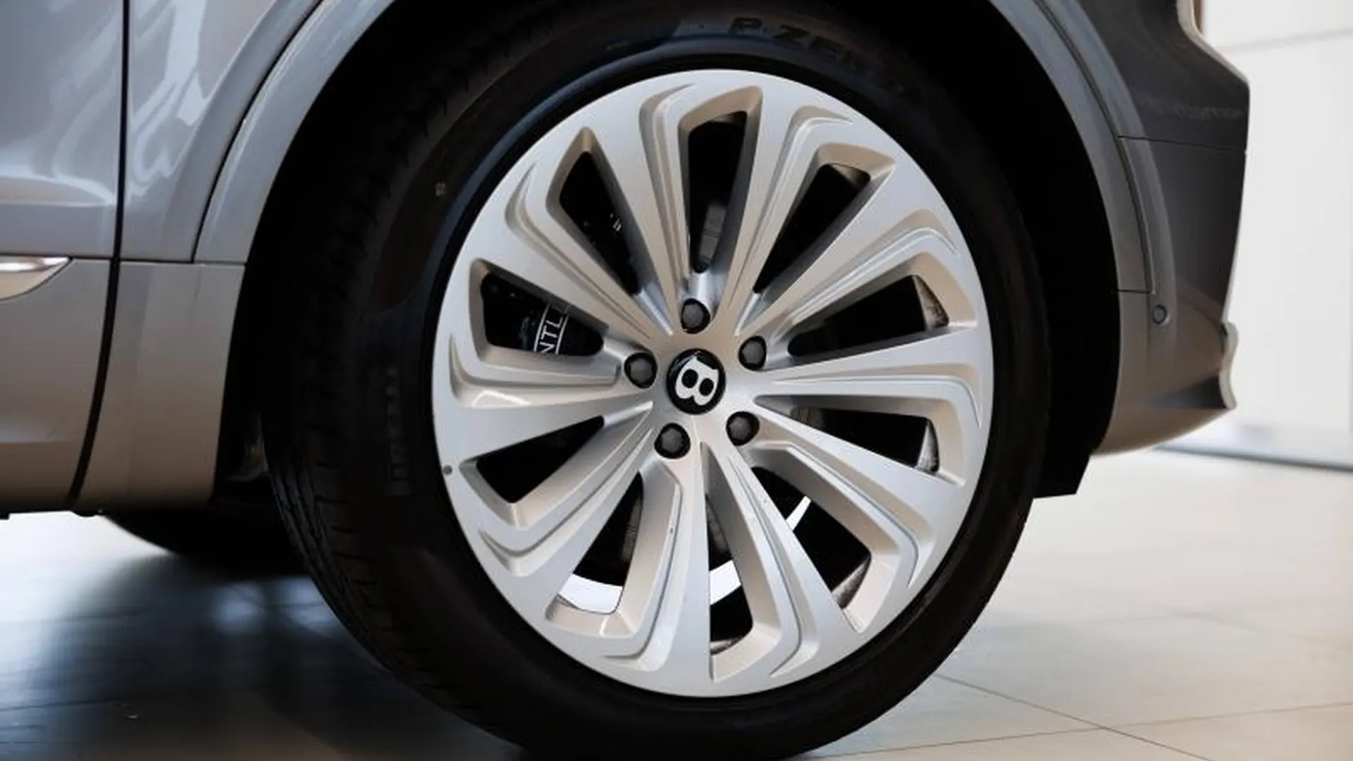 Bentley Bentayga — photo 9