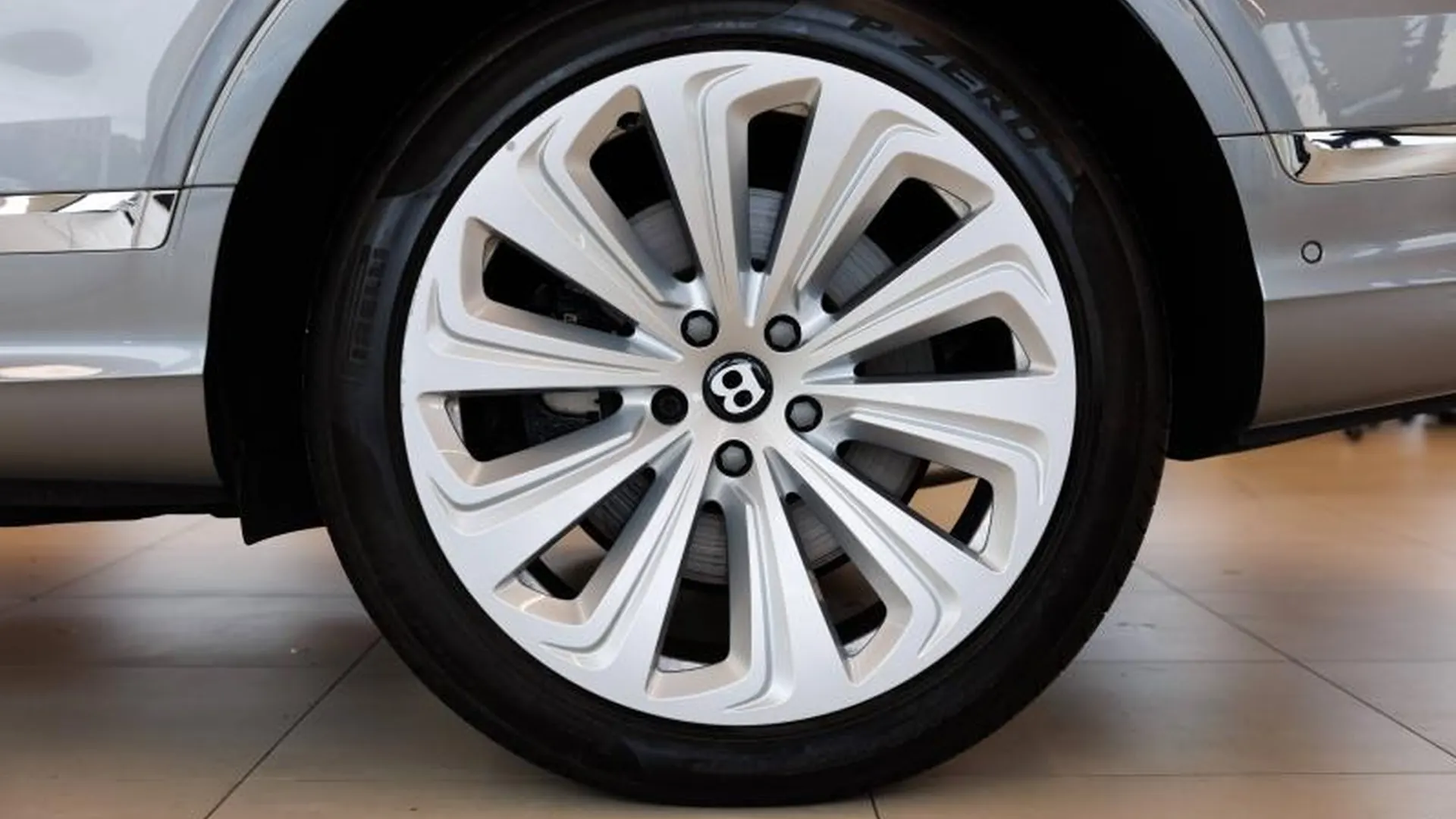 Bentley Bentayga — photo 12