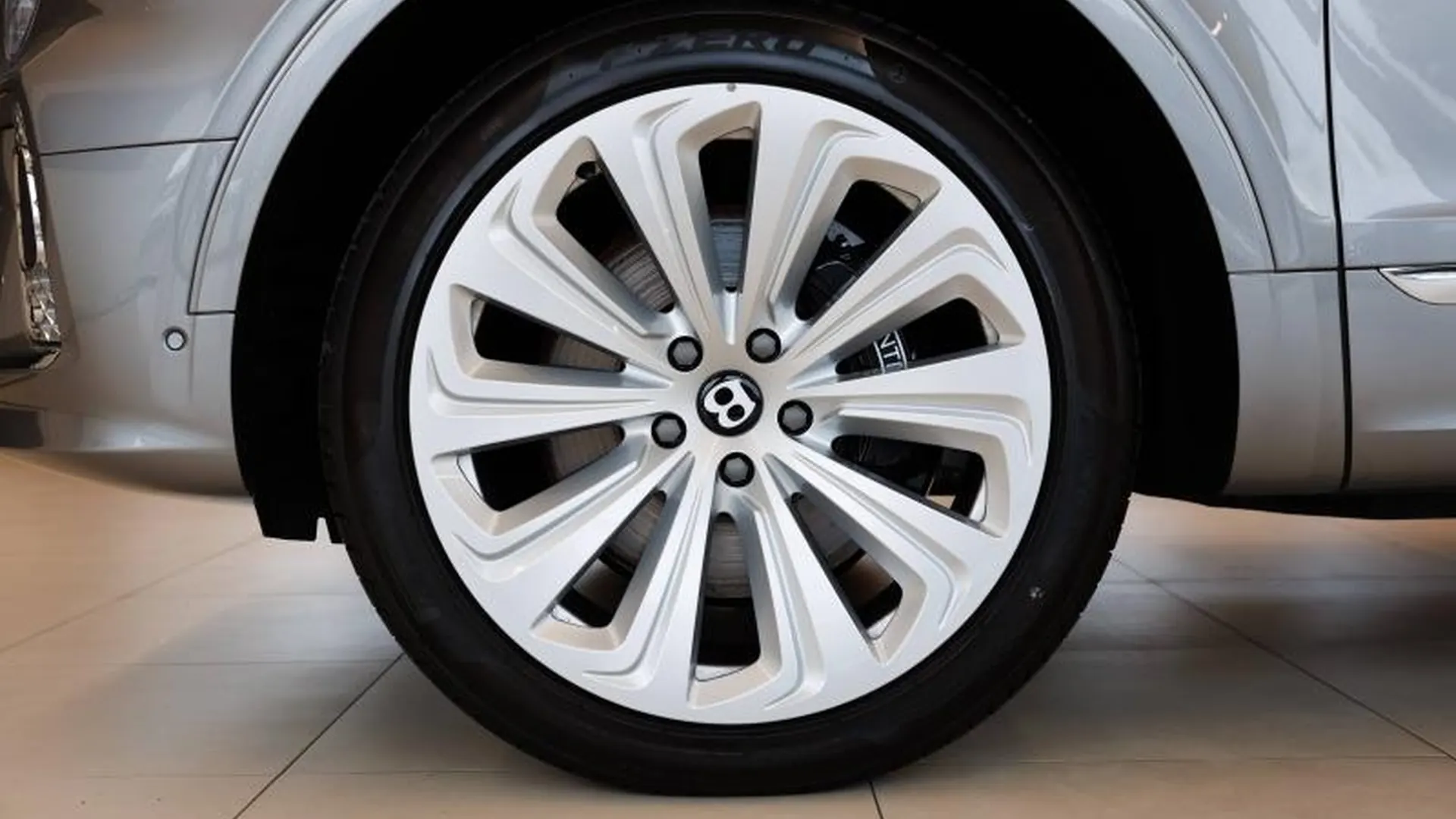 Bentley Bentayga — photo 11