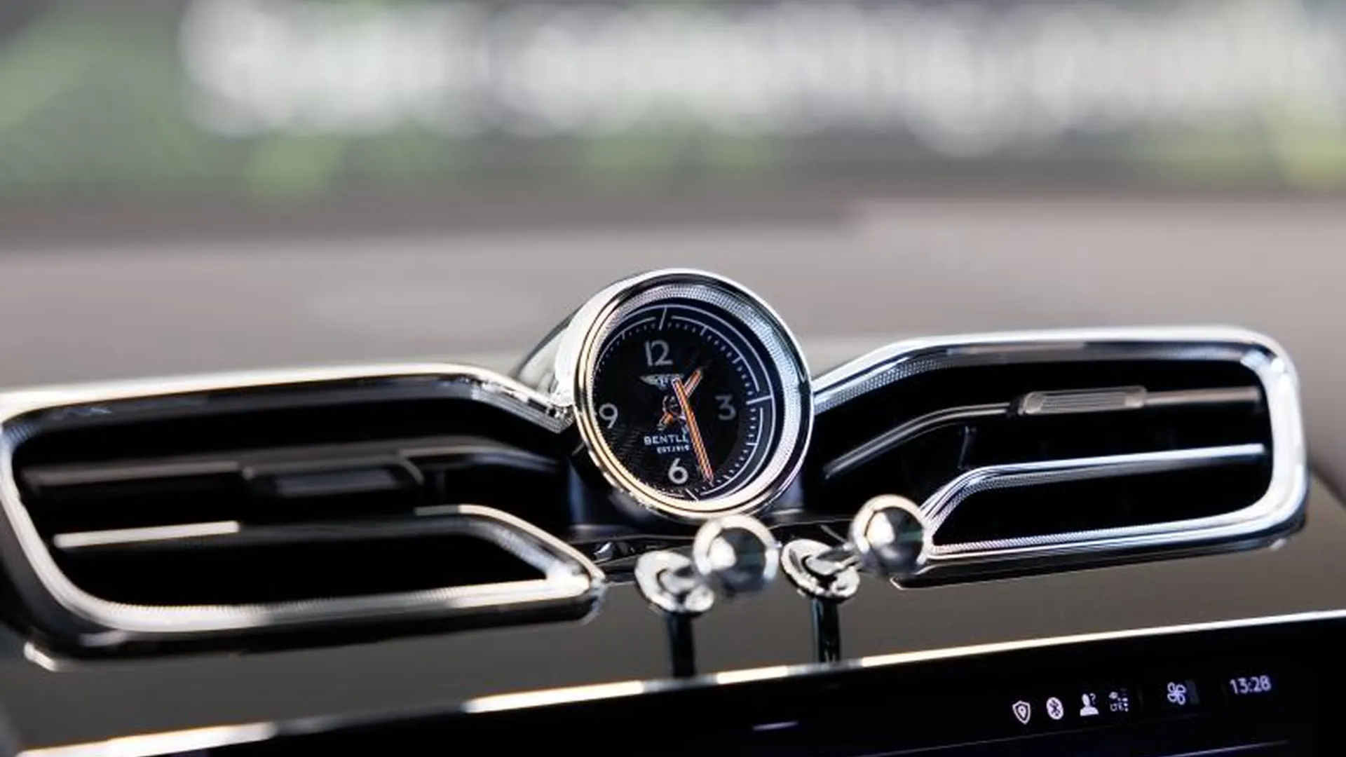 Bentley Bentayga — photo 31