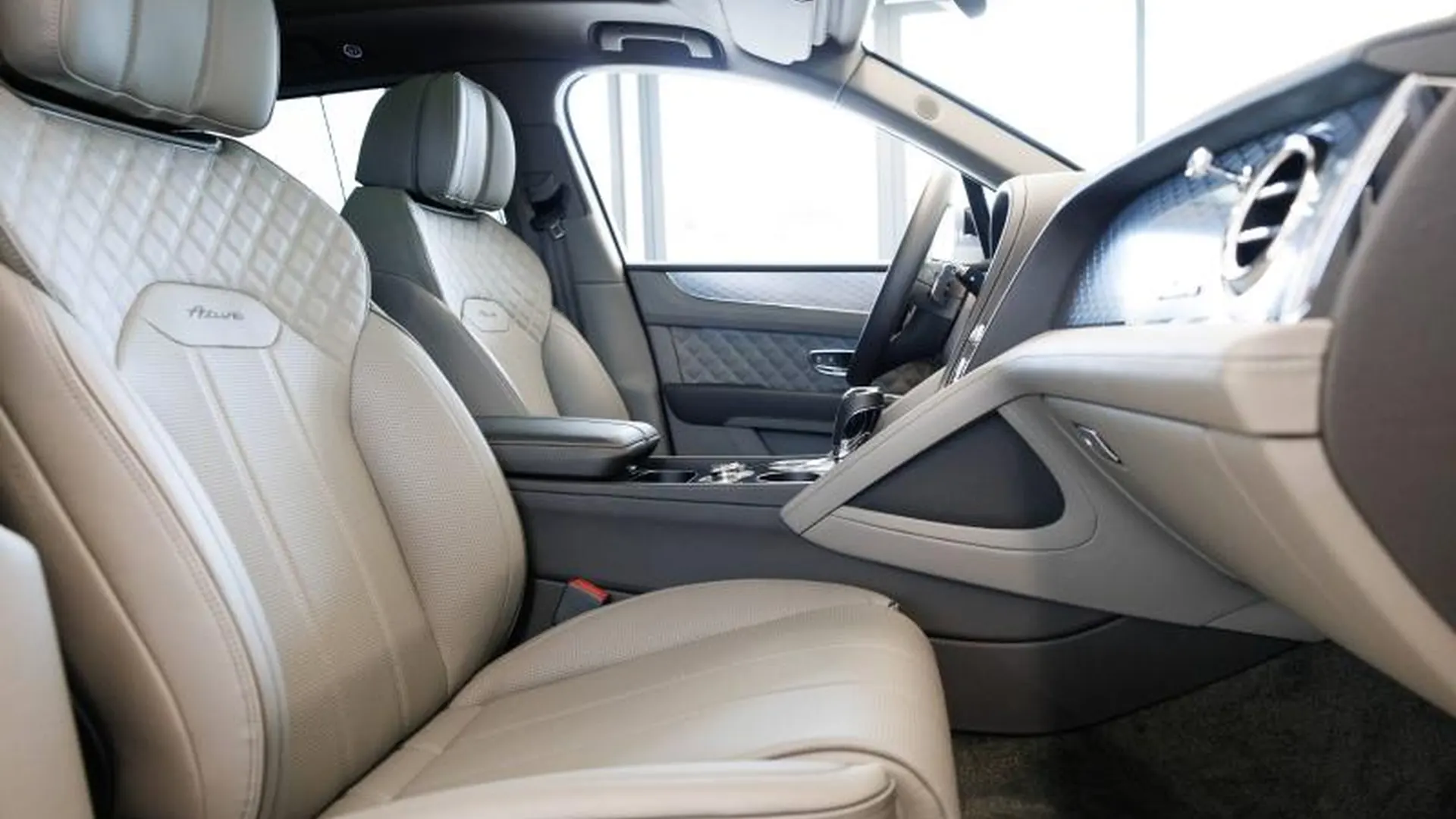 Bentley Bentayga — photo 14
