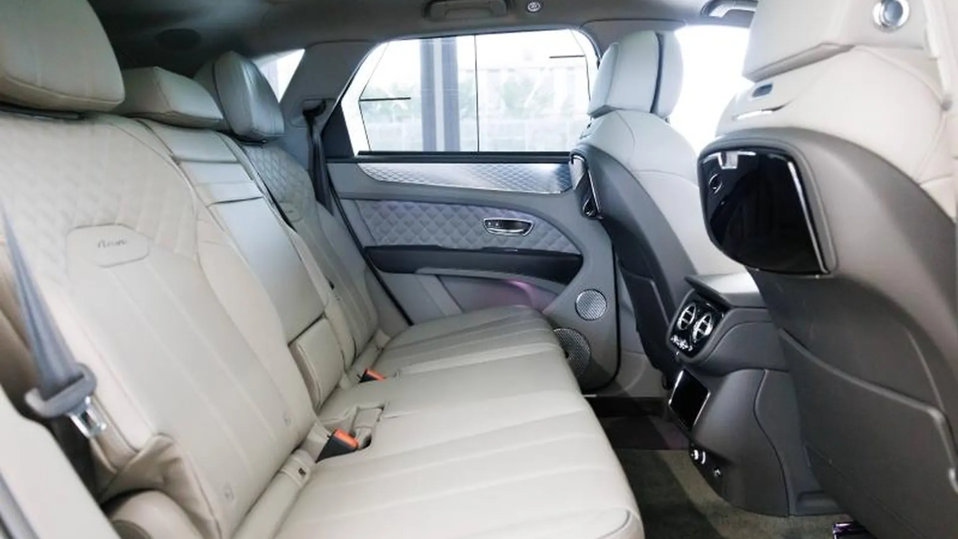 Bentley Bentayga — photo 23