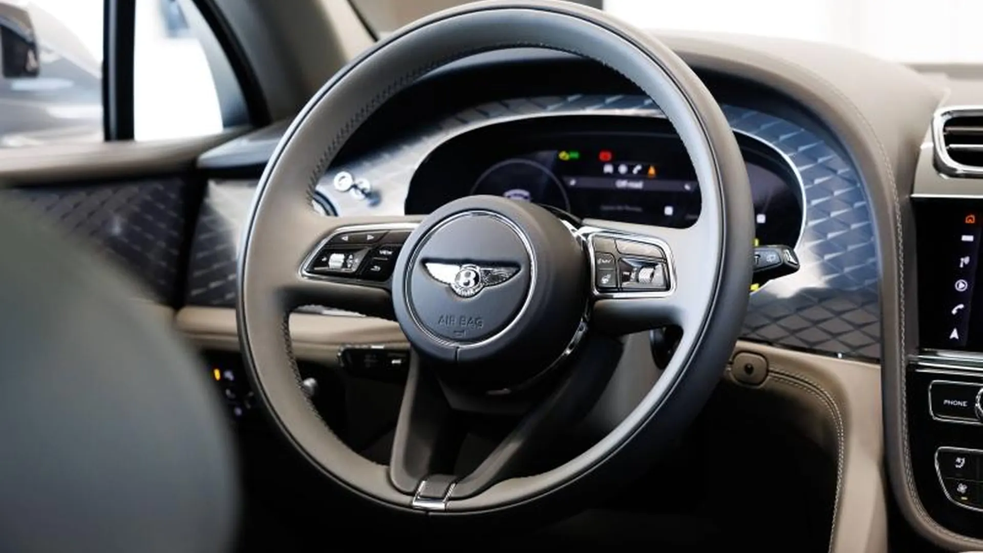 Bentley Bentayga — photo 18