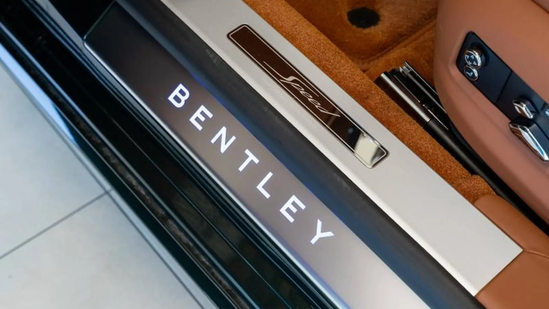 Bentley Flying Spur — photo 24
