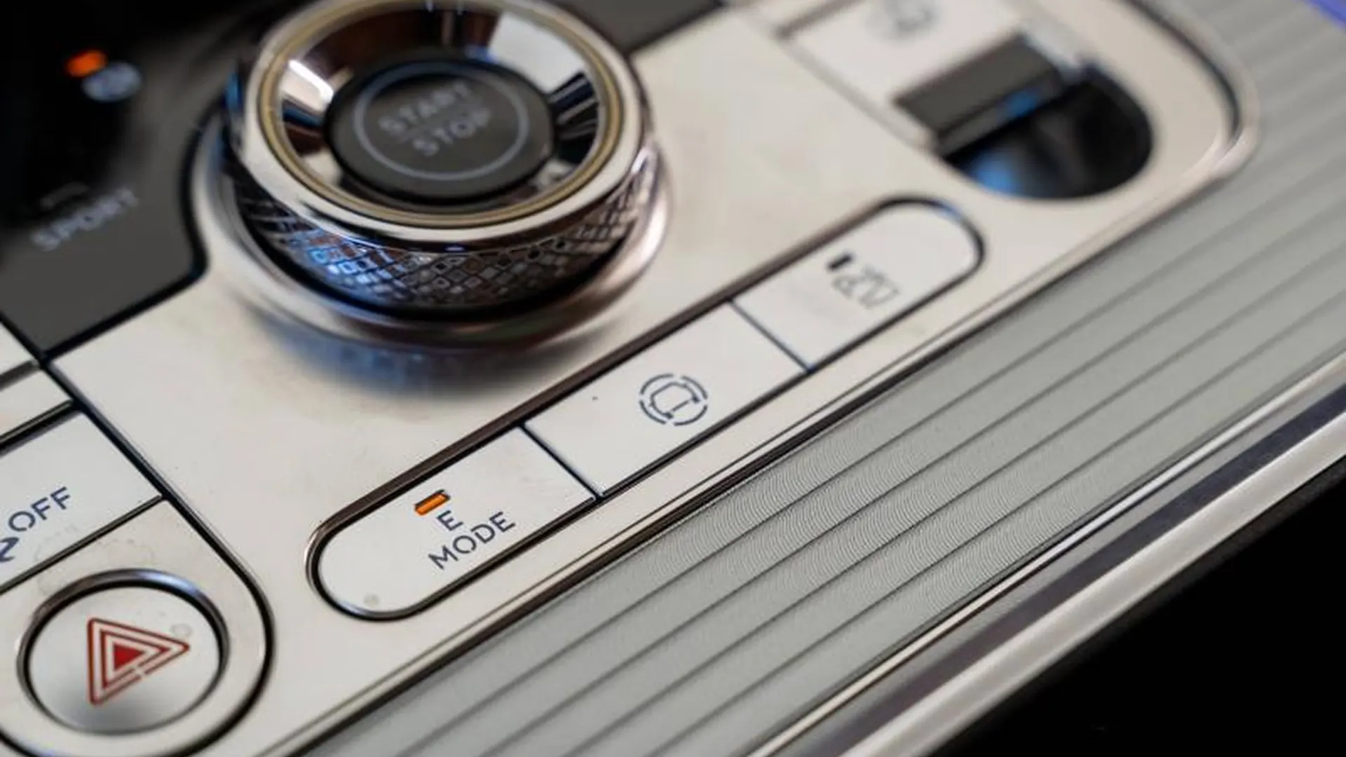 Bentley Flying Spur — photo 34