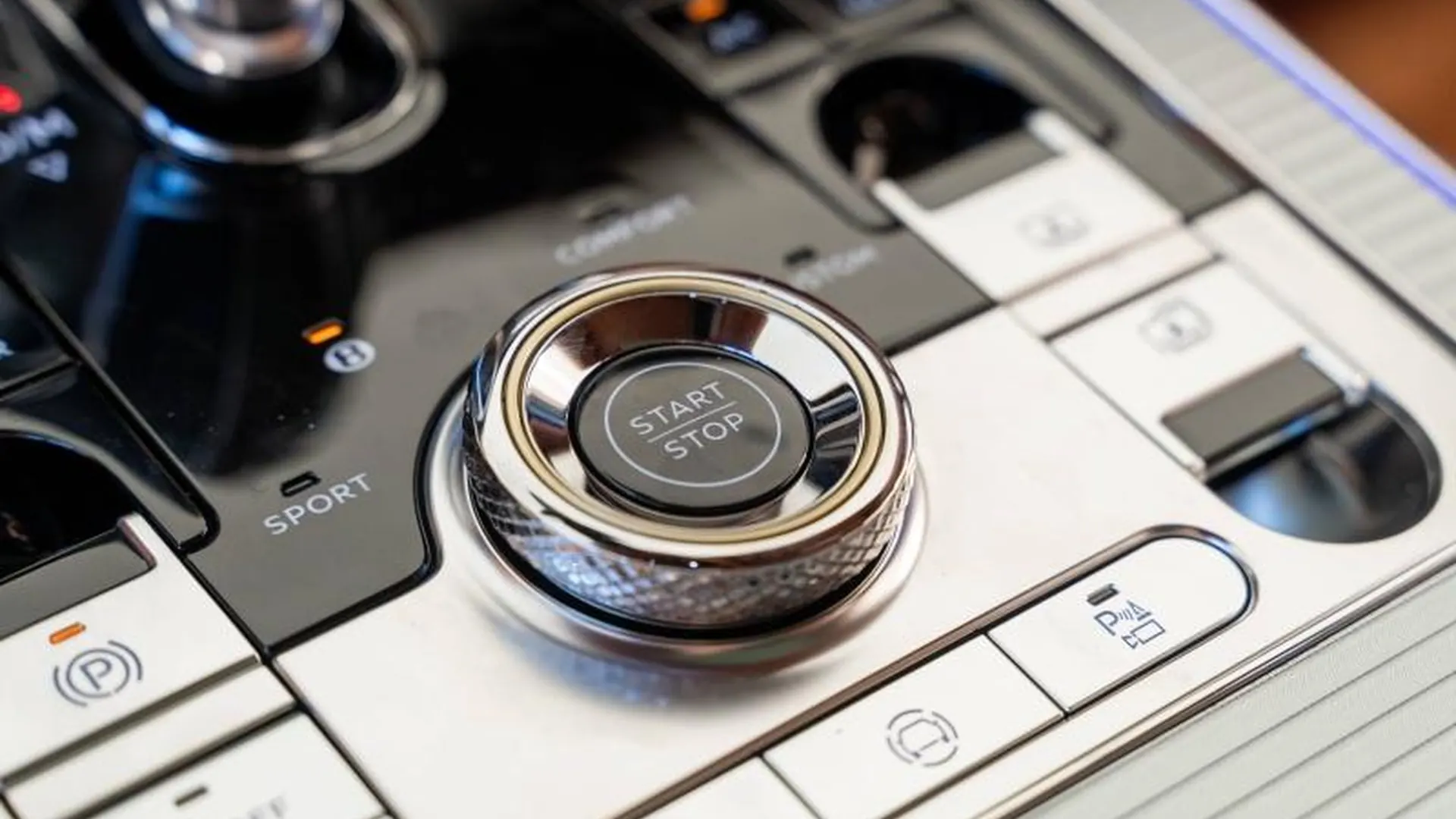 Bentley Flying Spur — photo 33