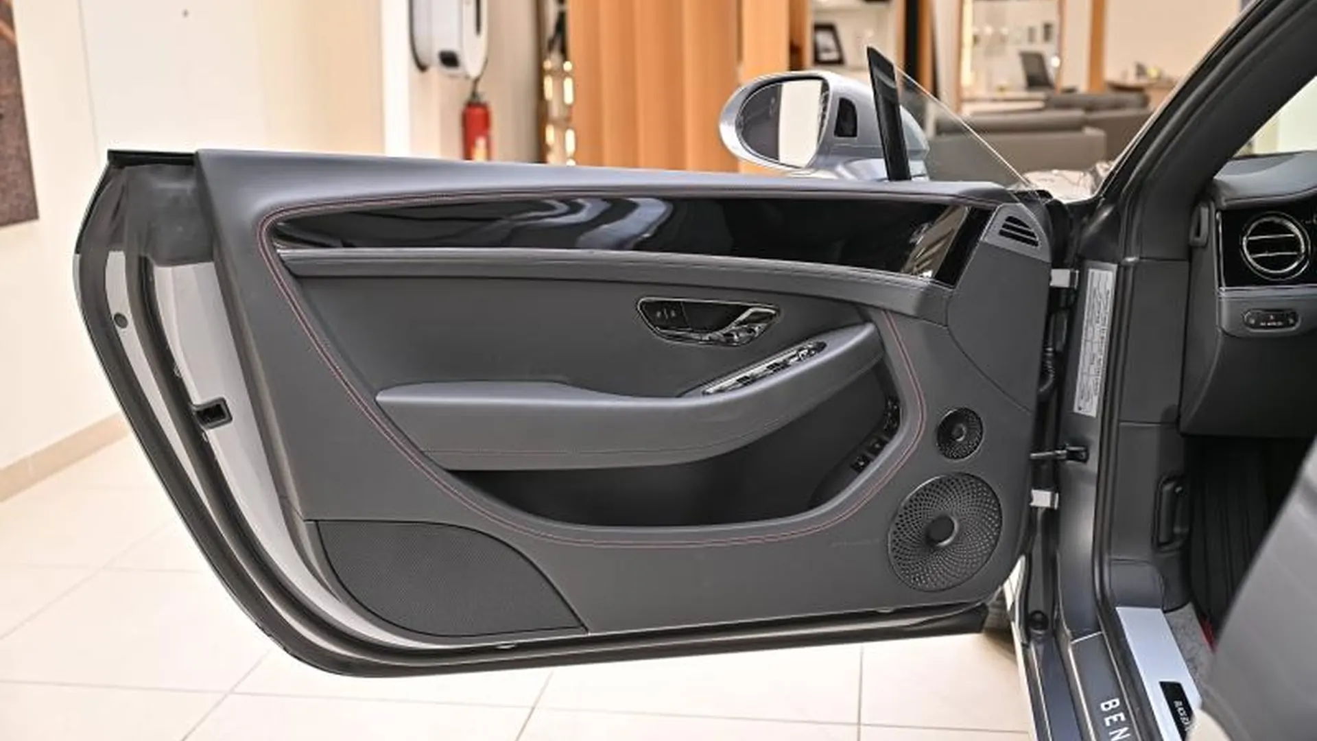 Bentley Continental GTC — photo 19