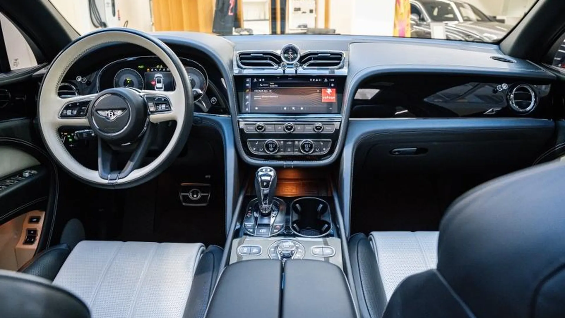 Bentley Bentayga — photo 16