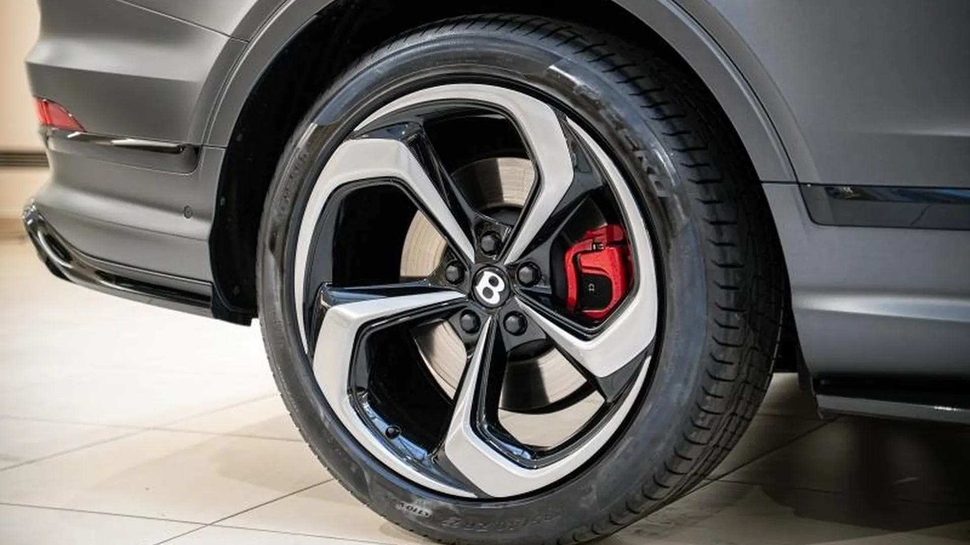 Bentley Bentayga — photo 11