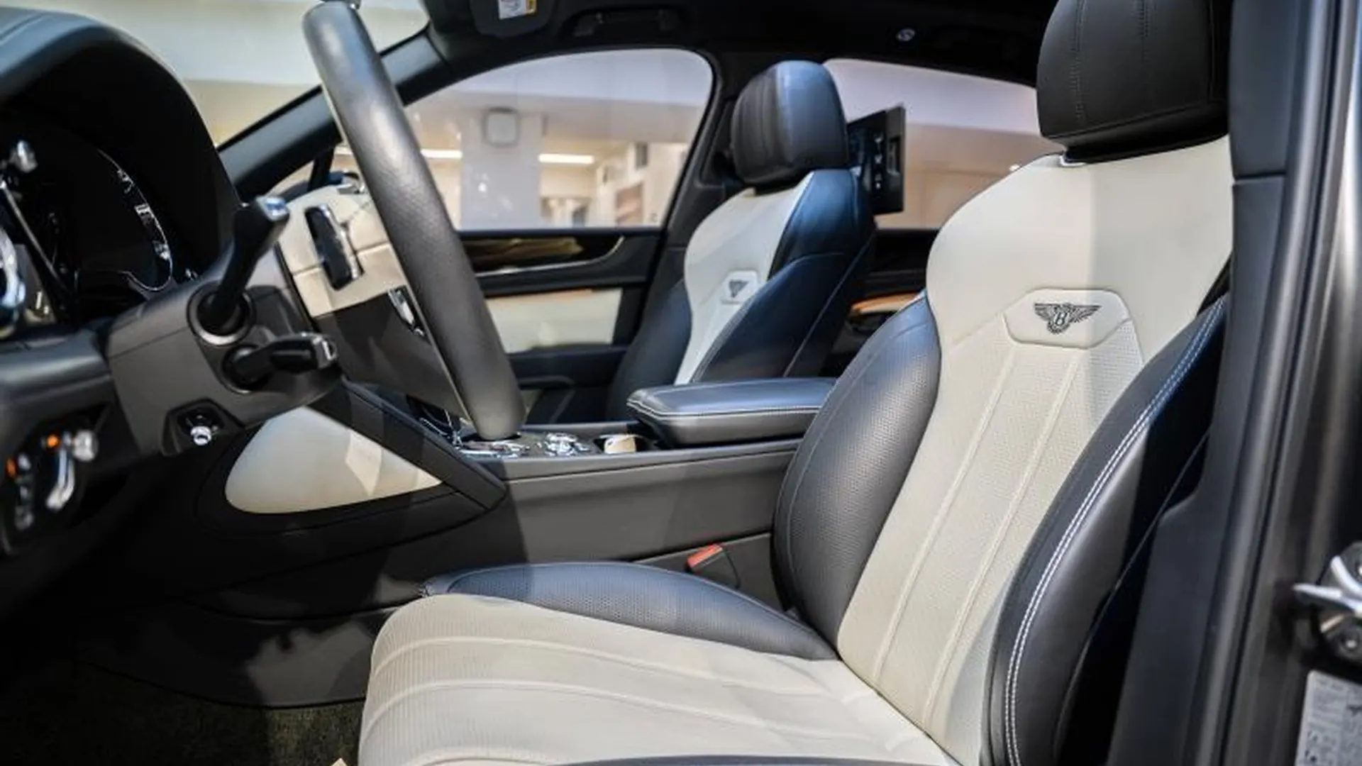 Bentley Bentayga — photo 17