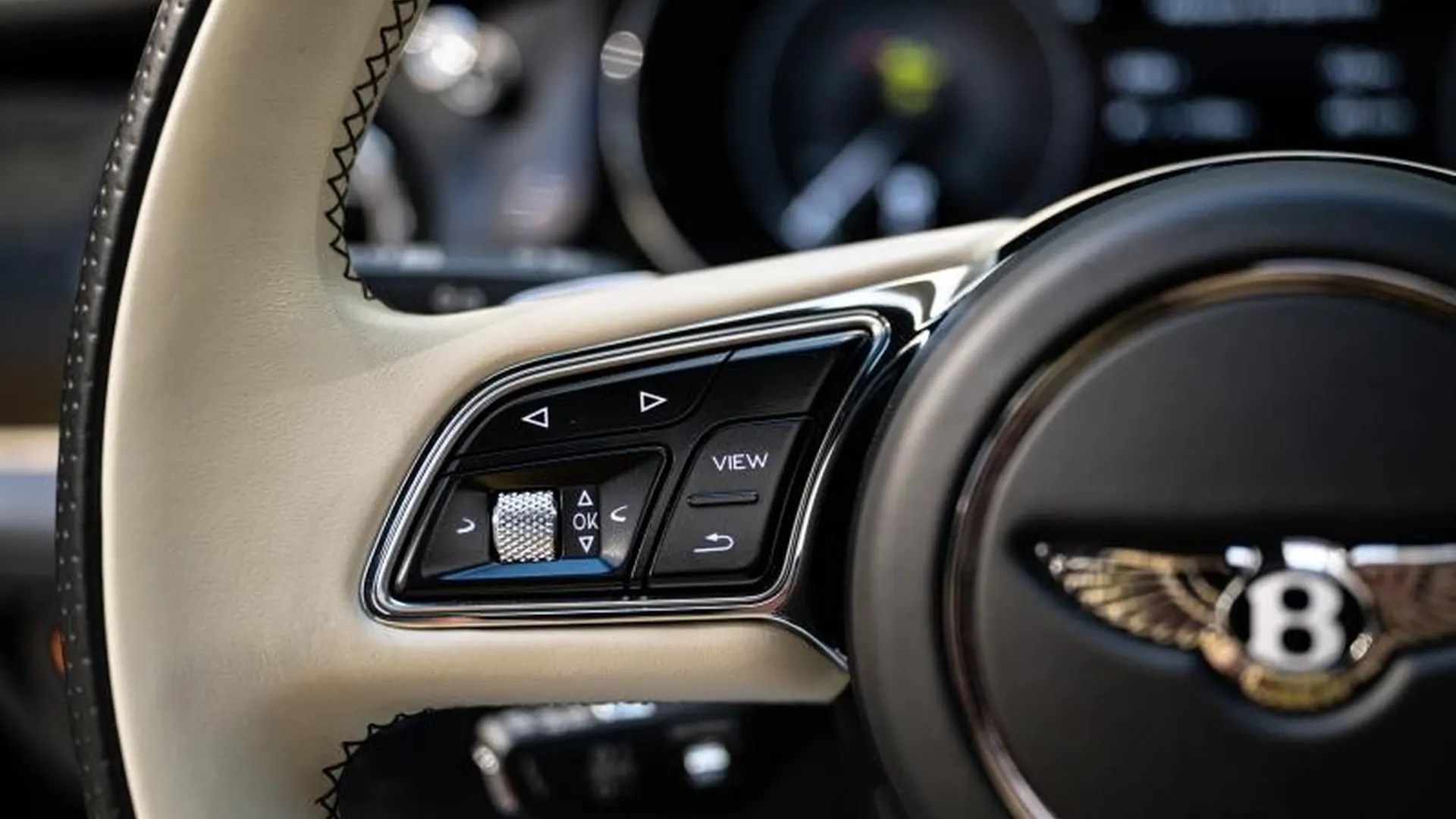 Bentley Bentayga — photo 29