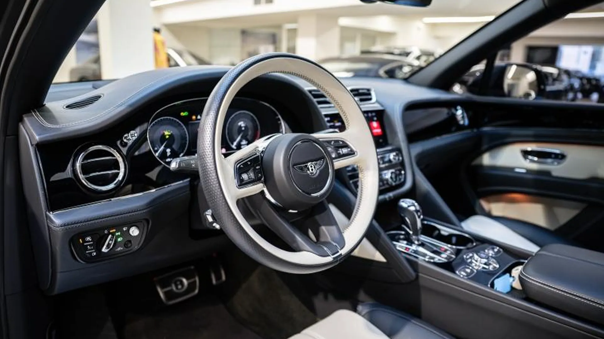 Bentley Bentayga — photo 14