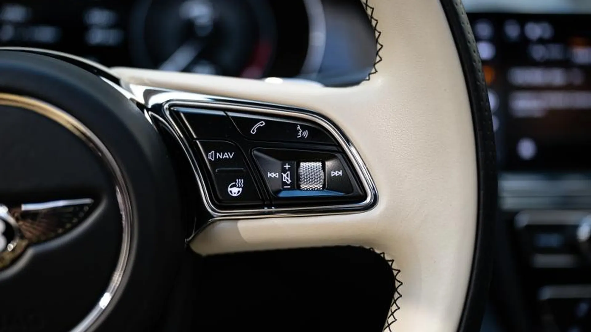 Bentley Bentayga — photo 30