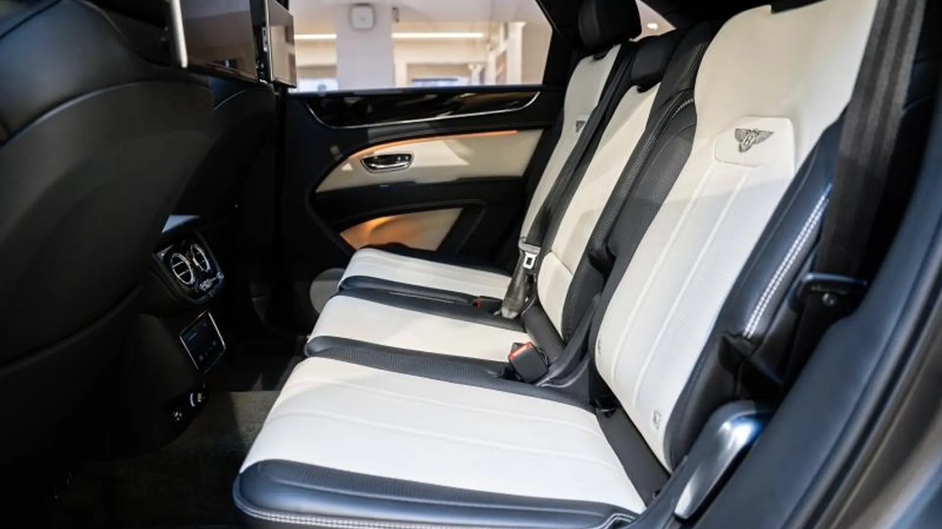 Bentley Bentayga — photo 23