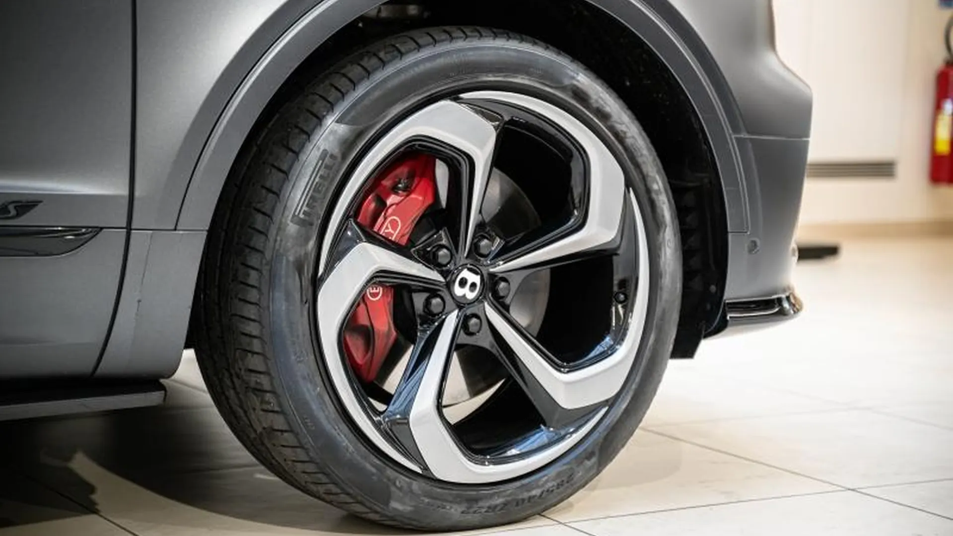 Bentley Bentayga — photo 10