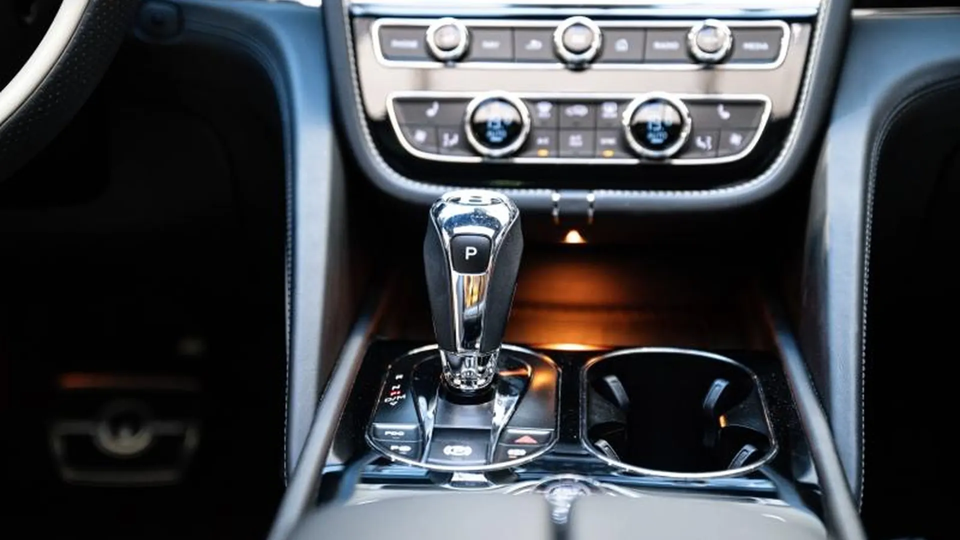 Bentley Bentayga — photo 26