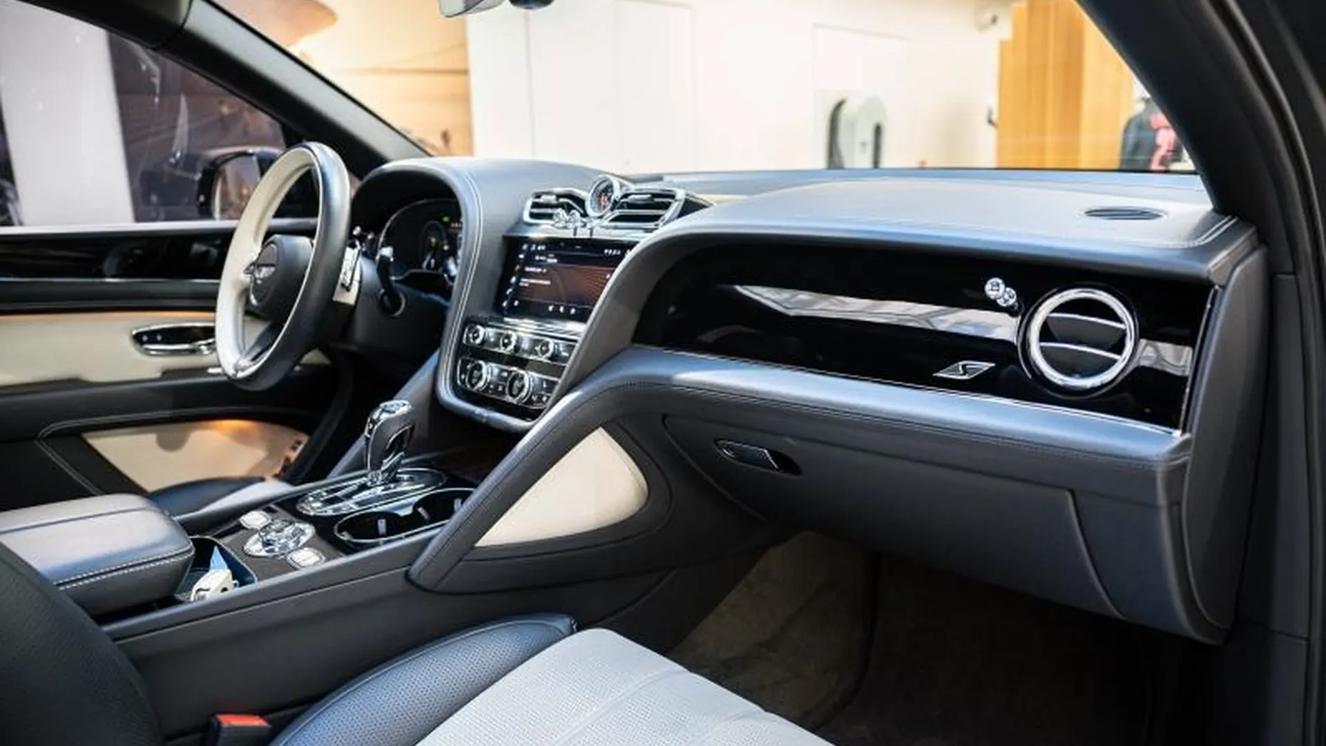 Bentley Bentayga — photo 18