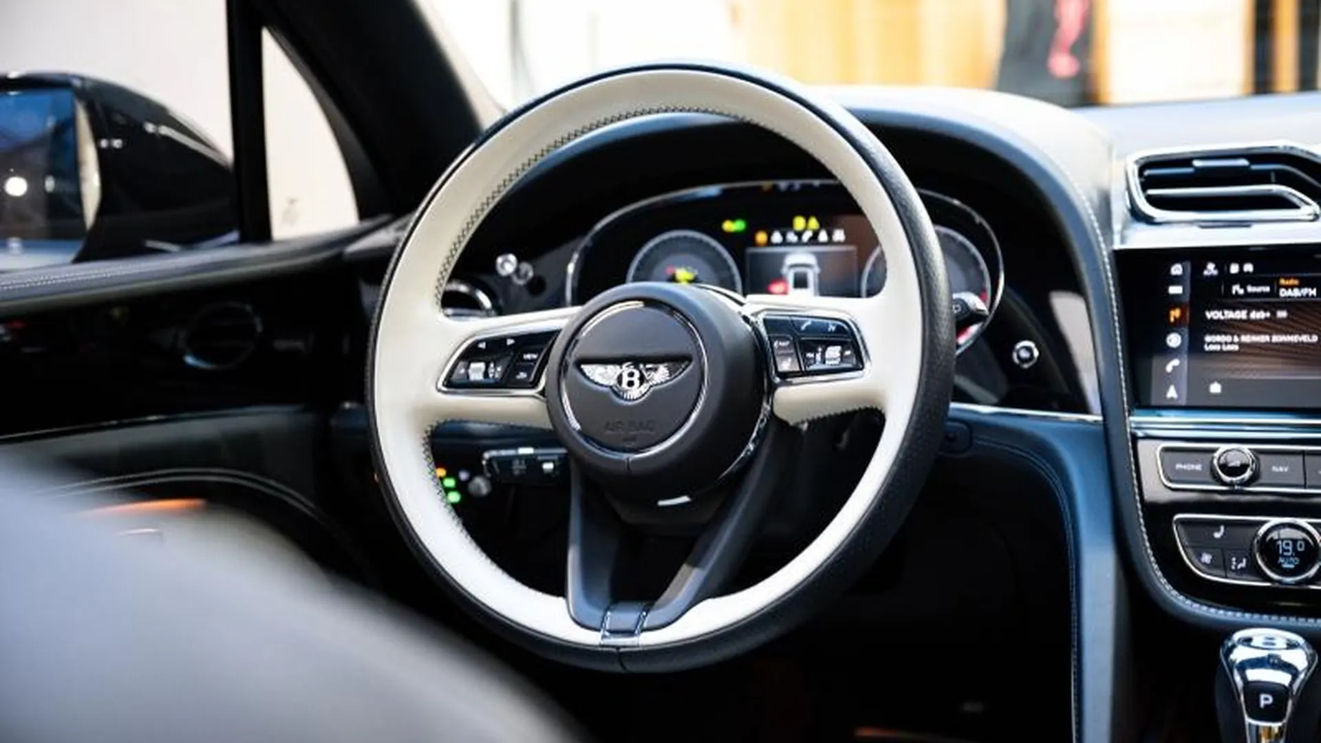 Bentley Bentayga — photo 15