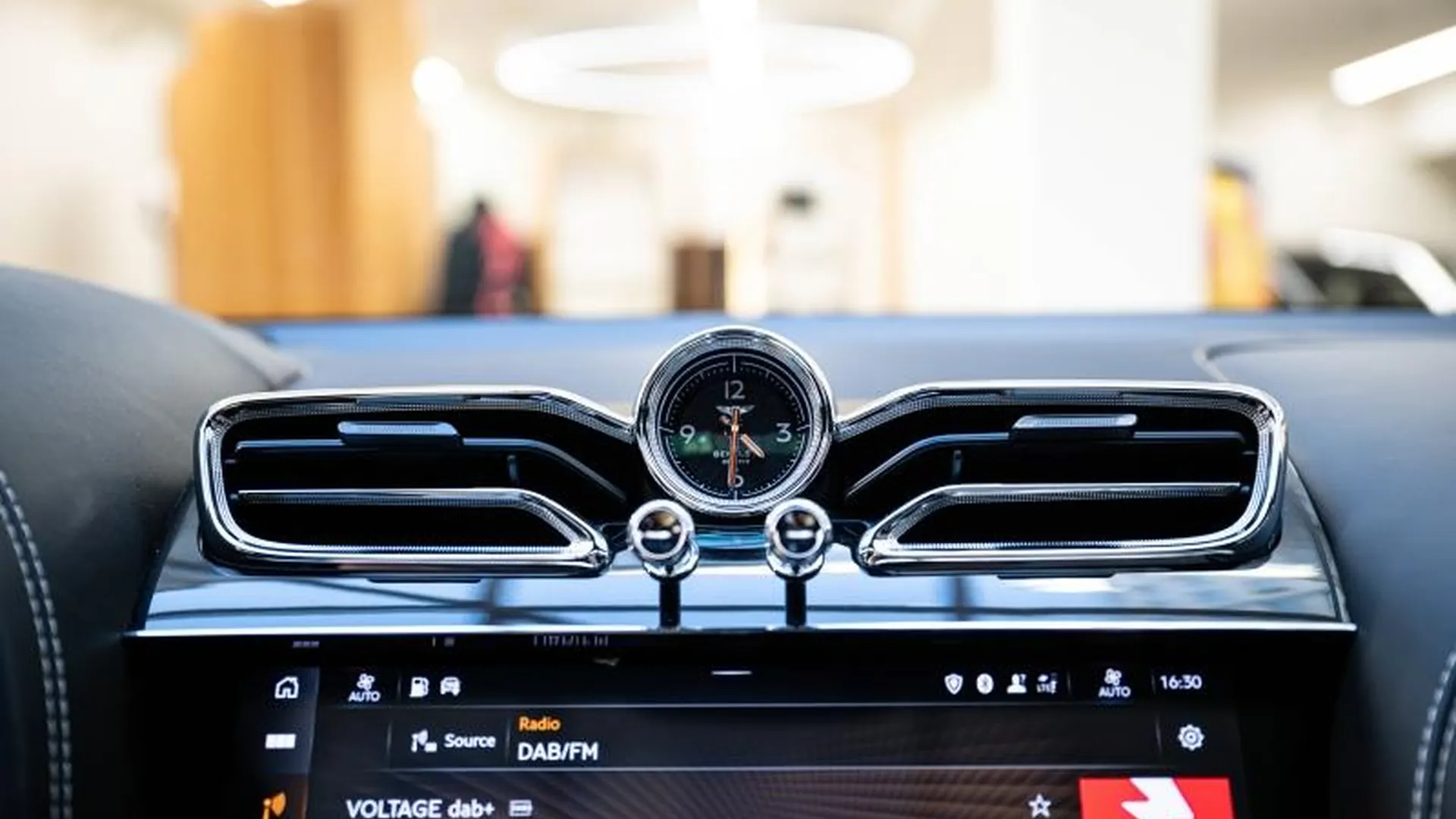 Bentley Bentayga — photo 31