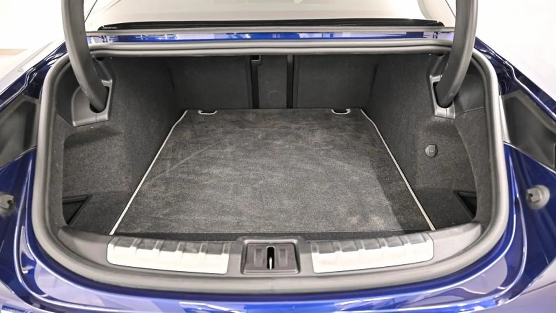 Porsche Taycan — photo 31