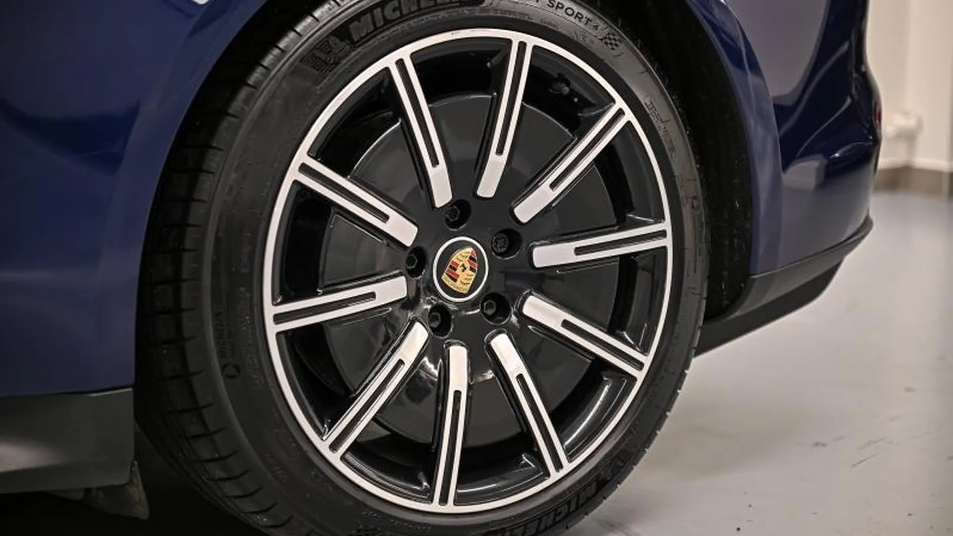 Porsche Taycan — photo 35