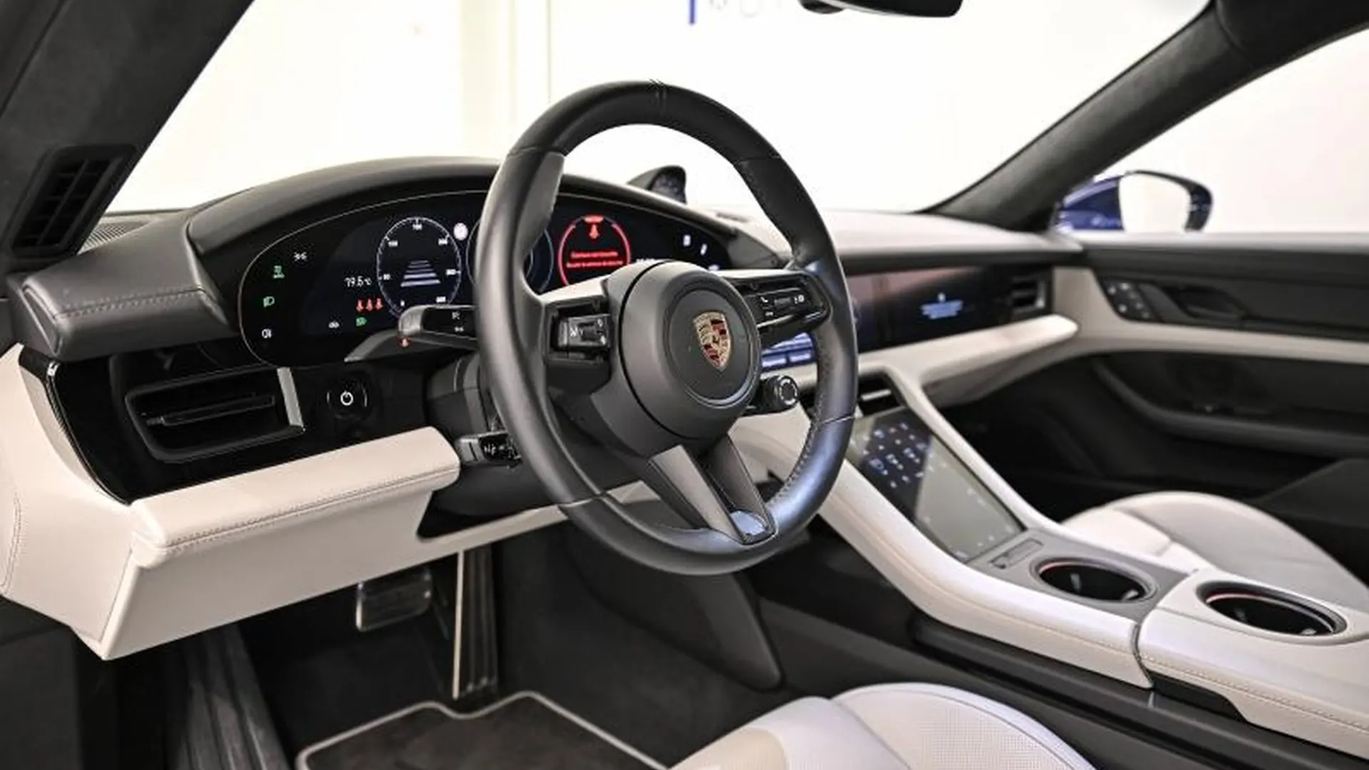 Porsche Taycan — photo 39