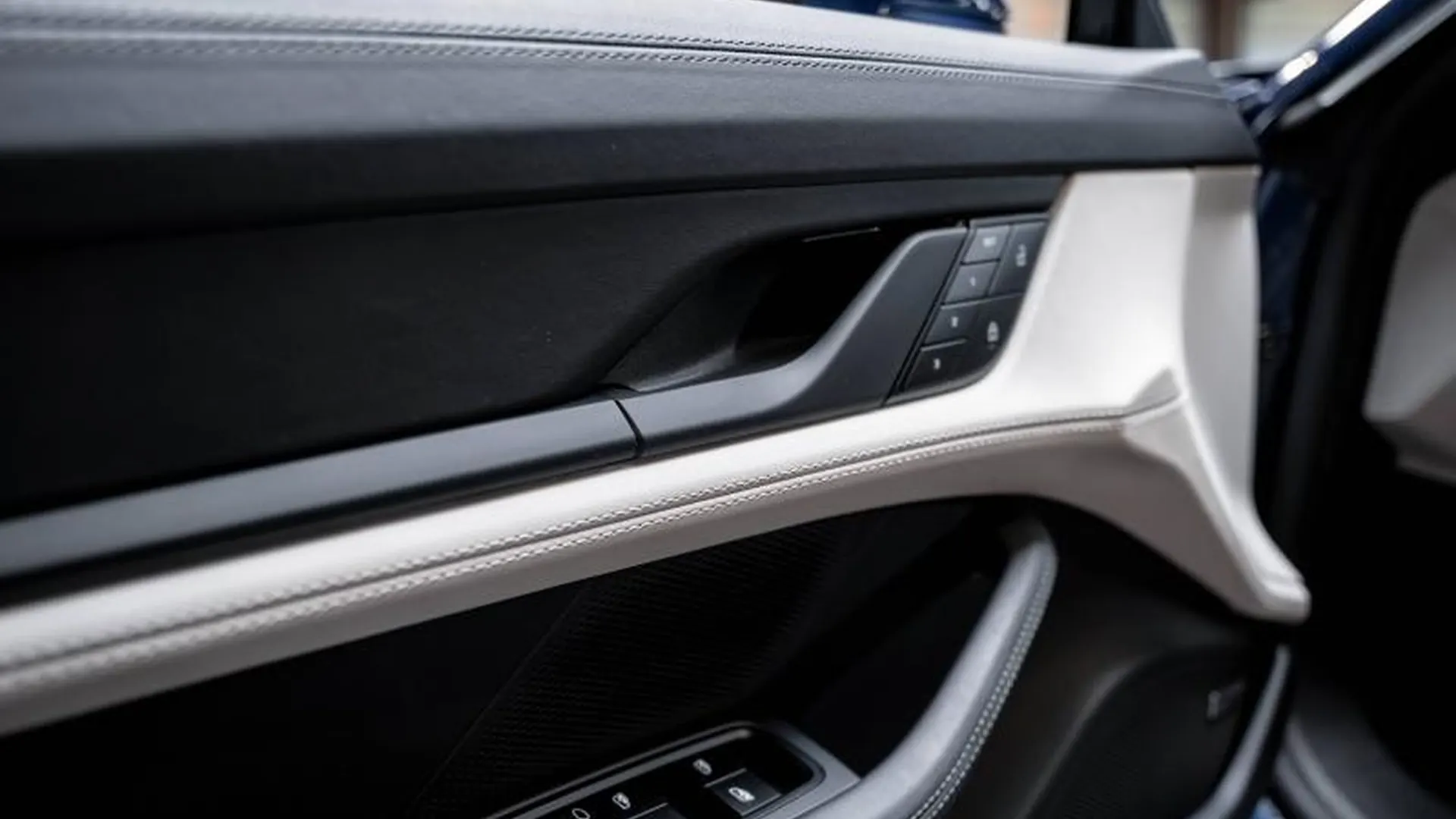 Porsche Taycan — photo 17