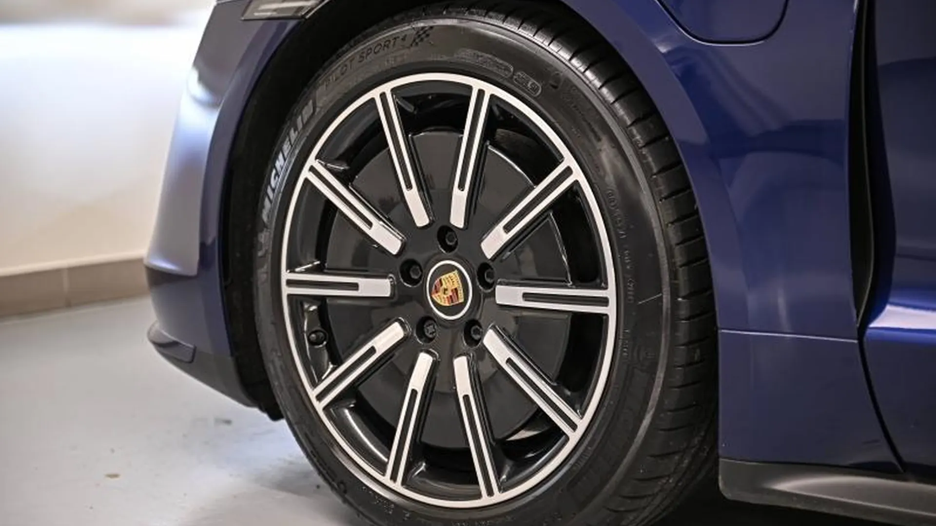 Porsche Taycan — photo 33