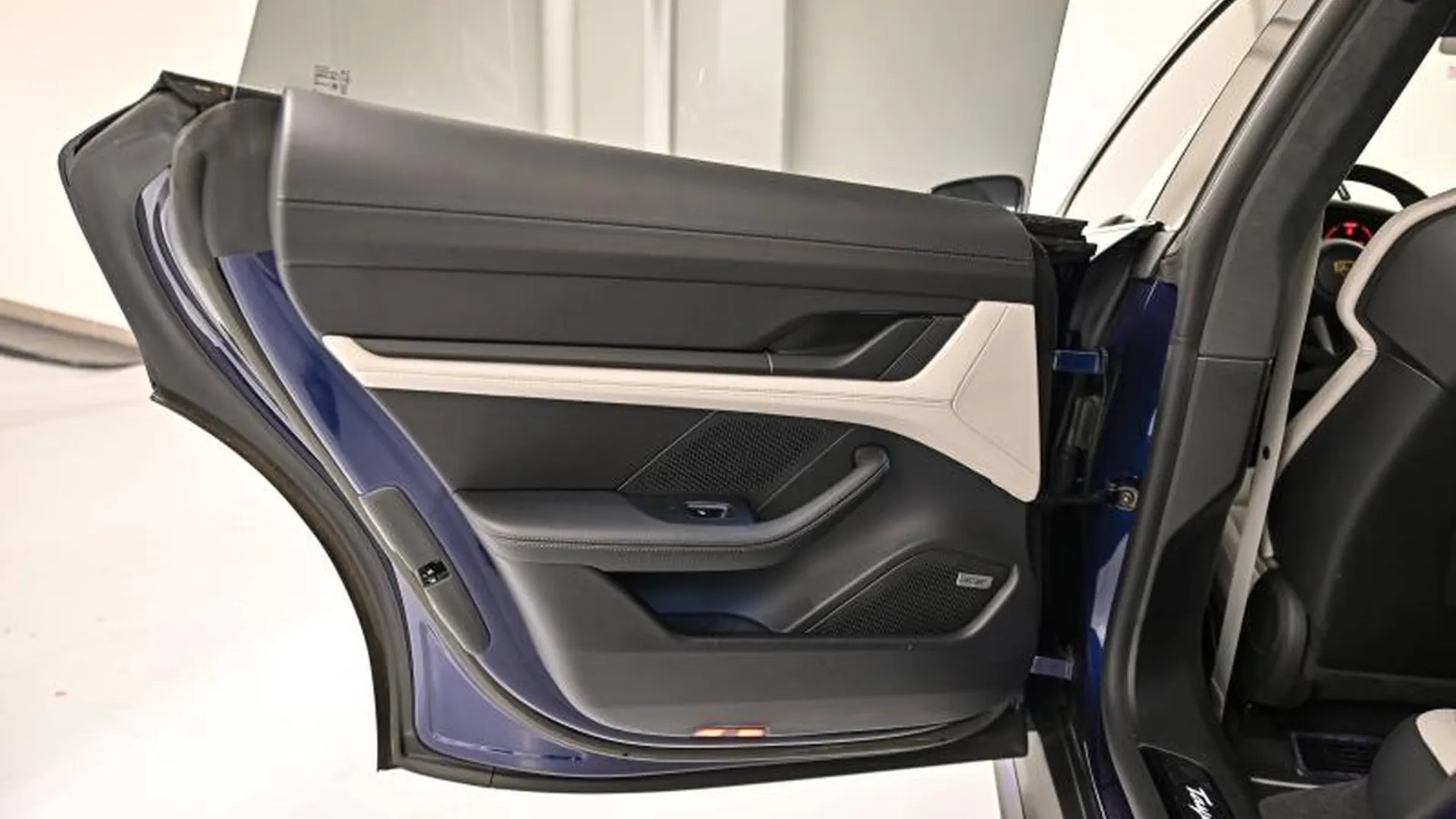 Porsche Taycan — photo 43