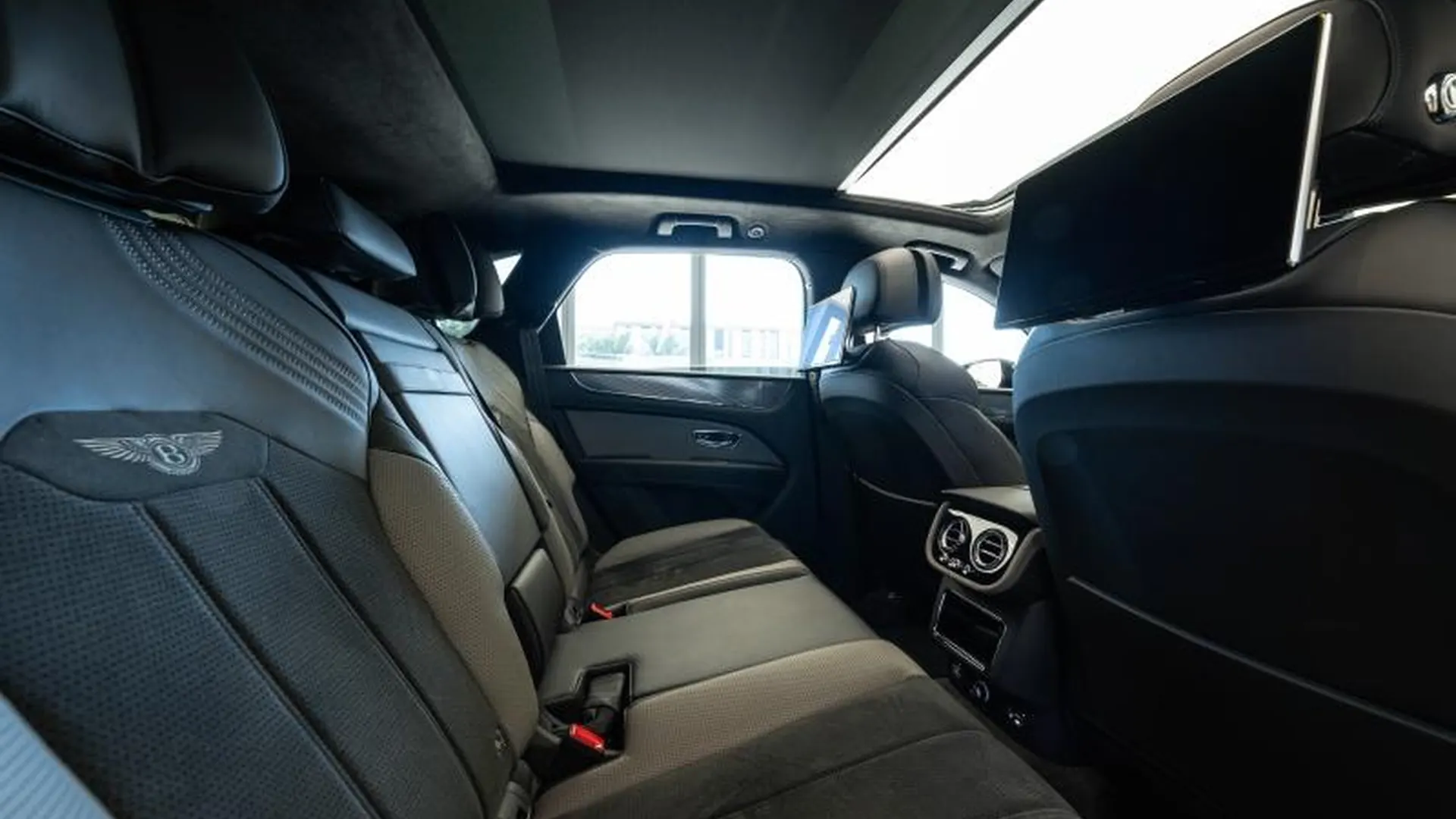 Bentley Bentayga — photo 17