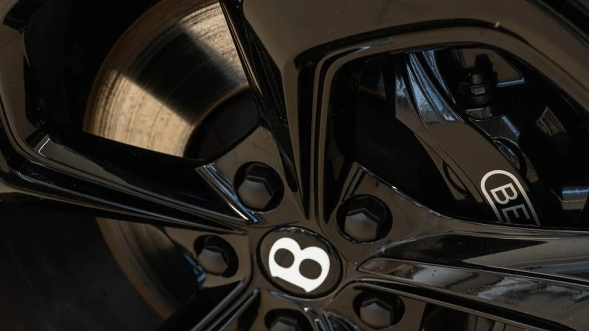 Bentley Bentayga — photo 19