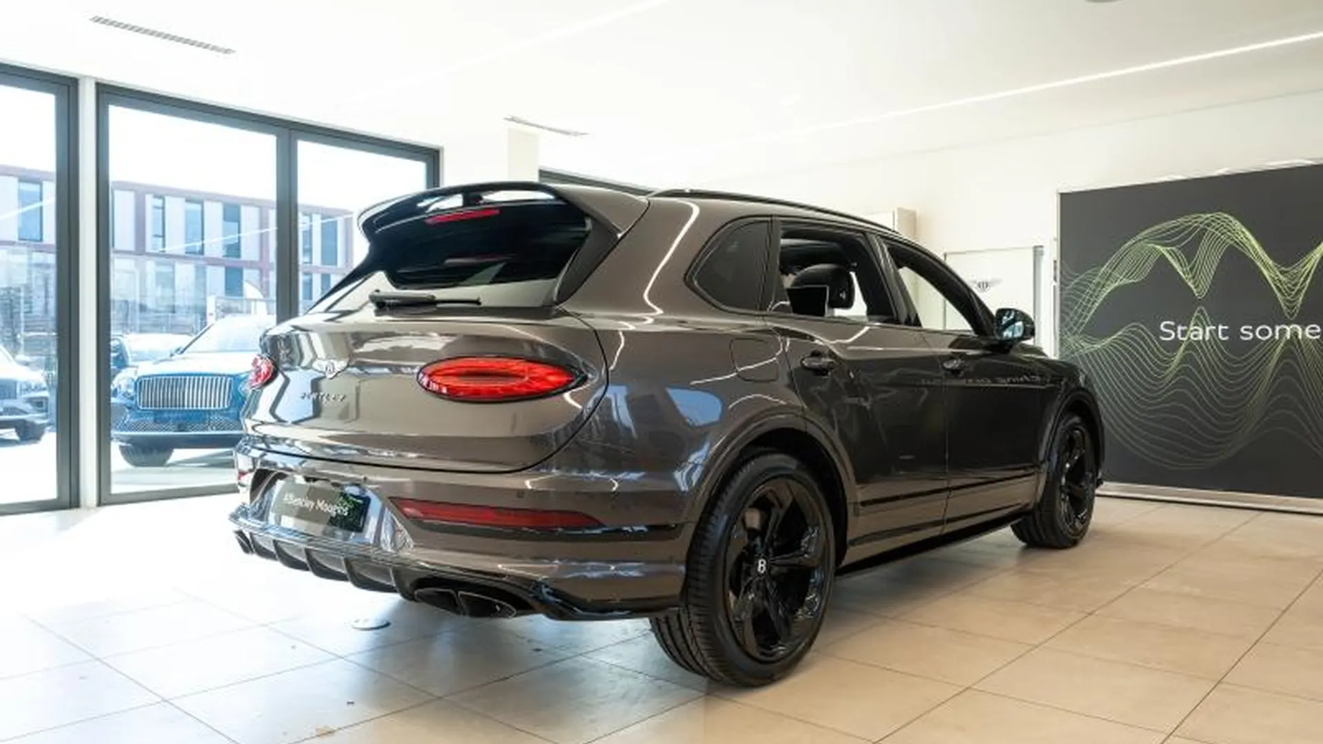 Bentley Bentayga — photo 2