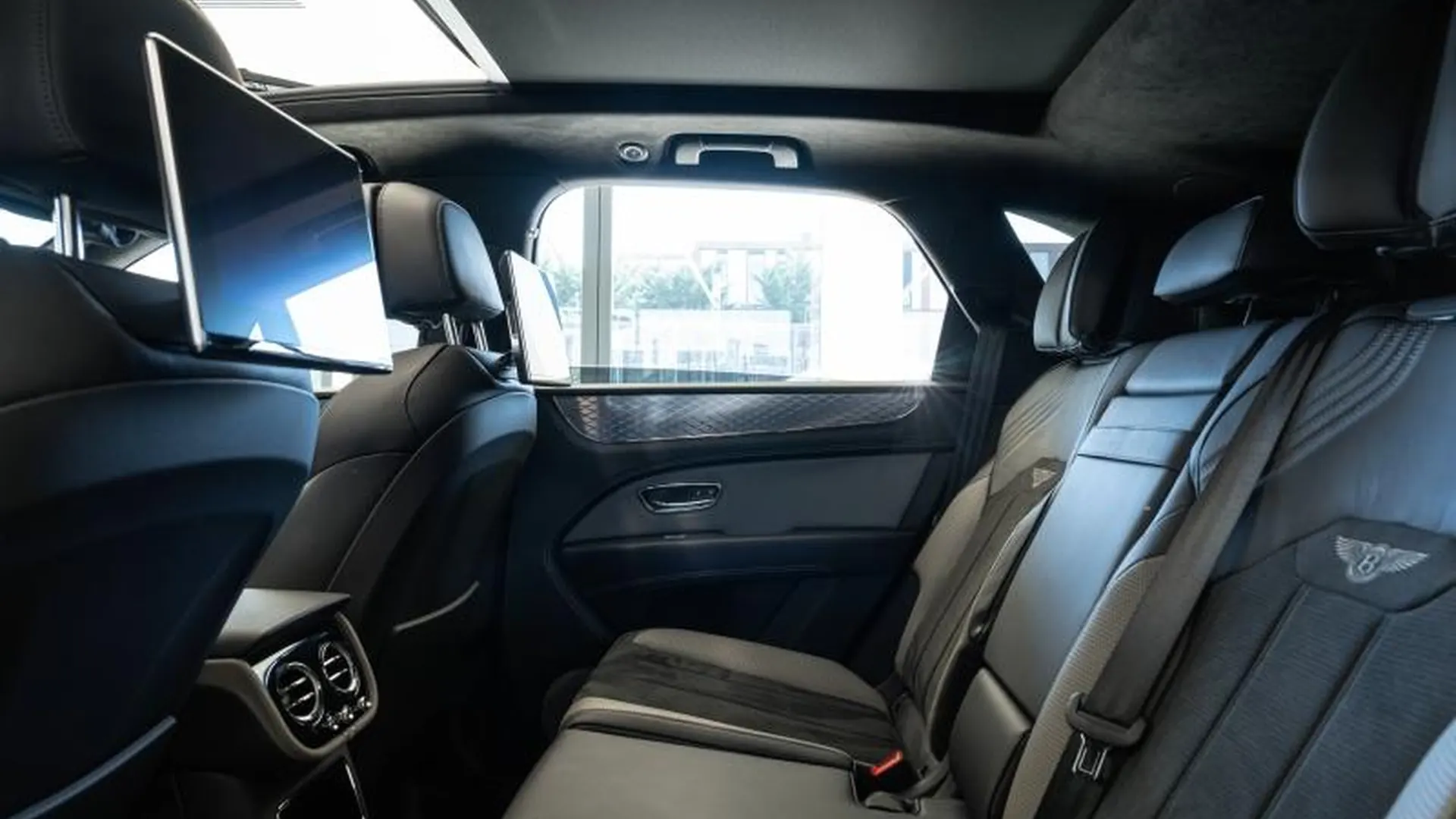Bentley Bentayga — photo 14