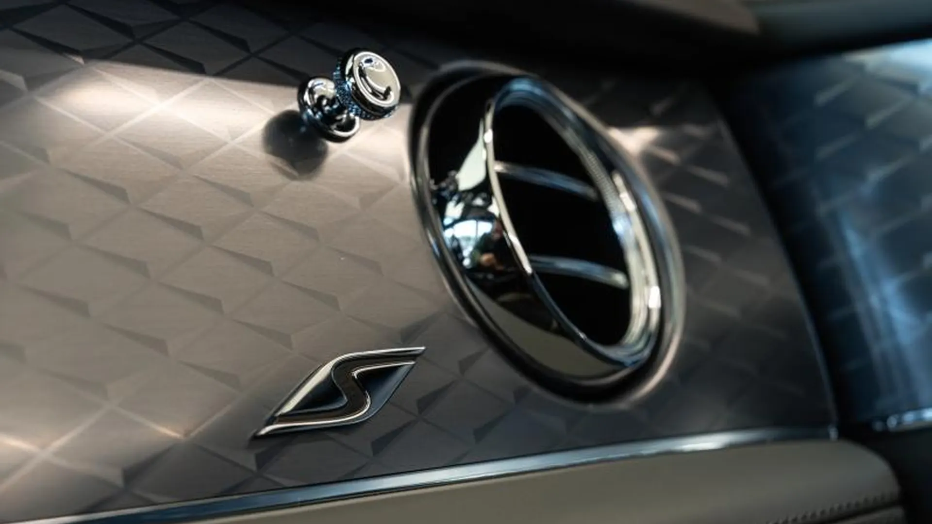 Bentley Bentayga — photo 34