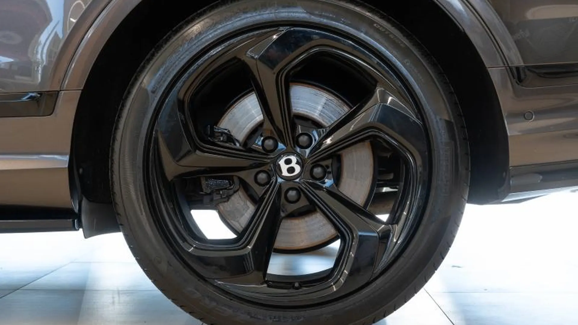 Bentley Bentayga — photo 18