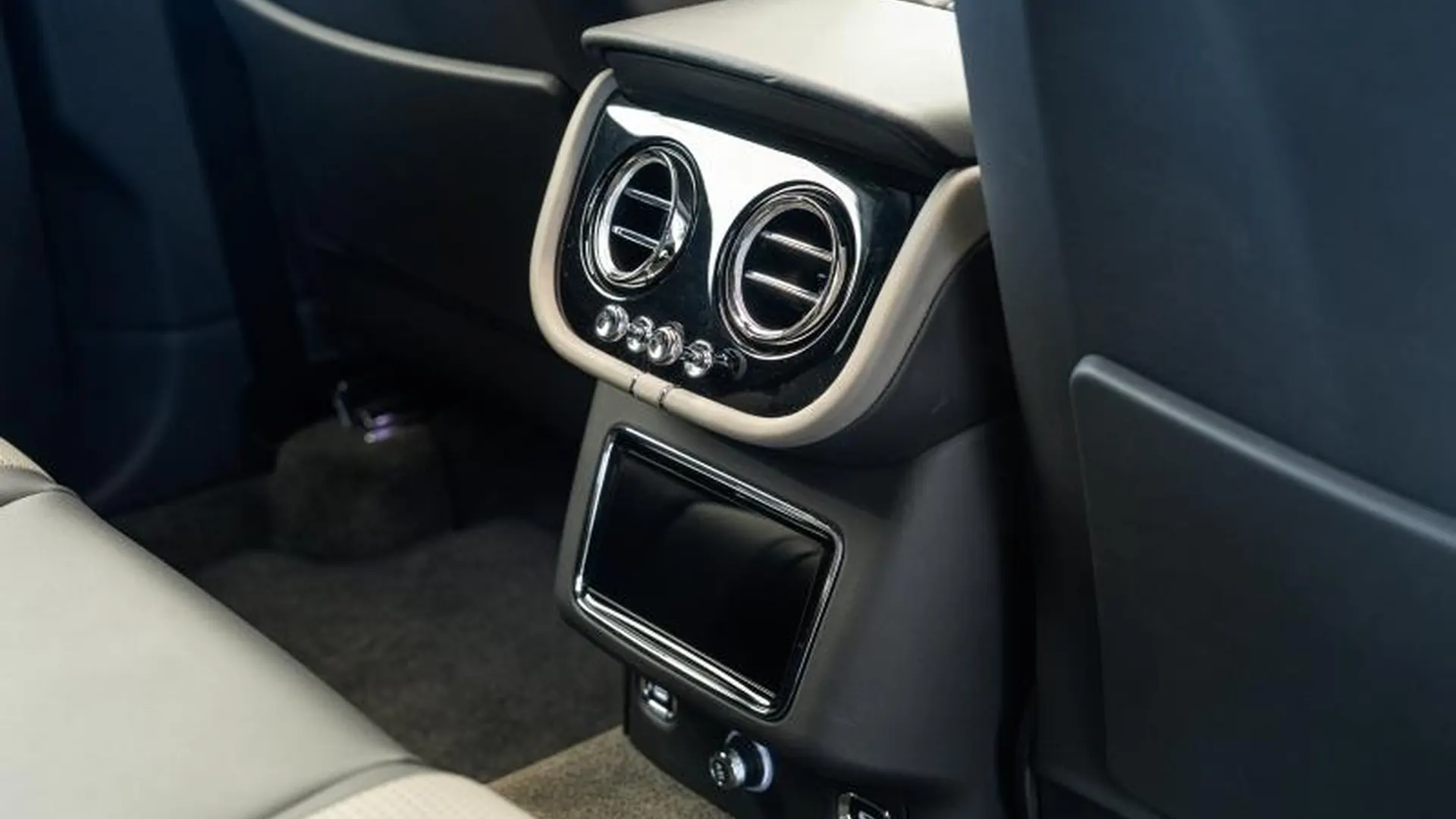 Bentley Bentayga — photo 30