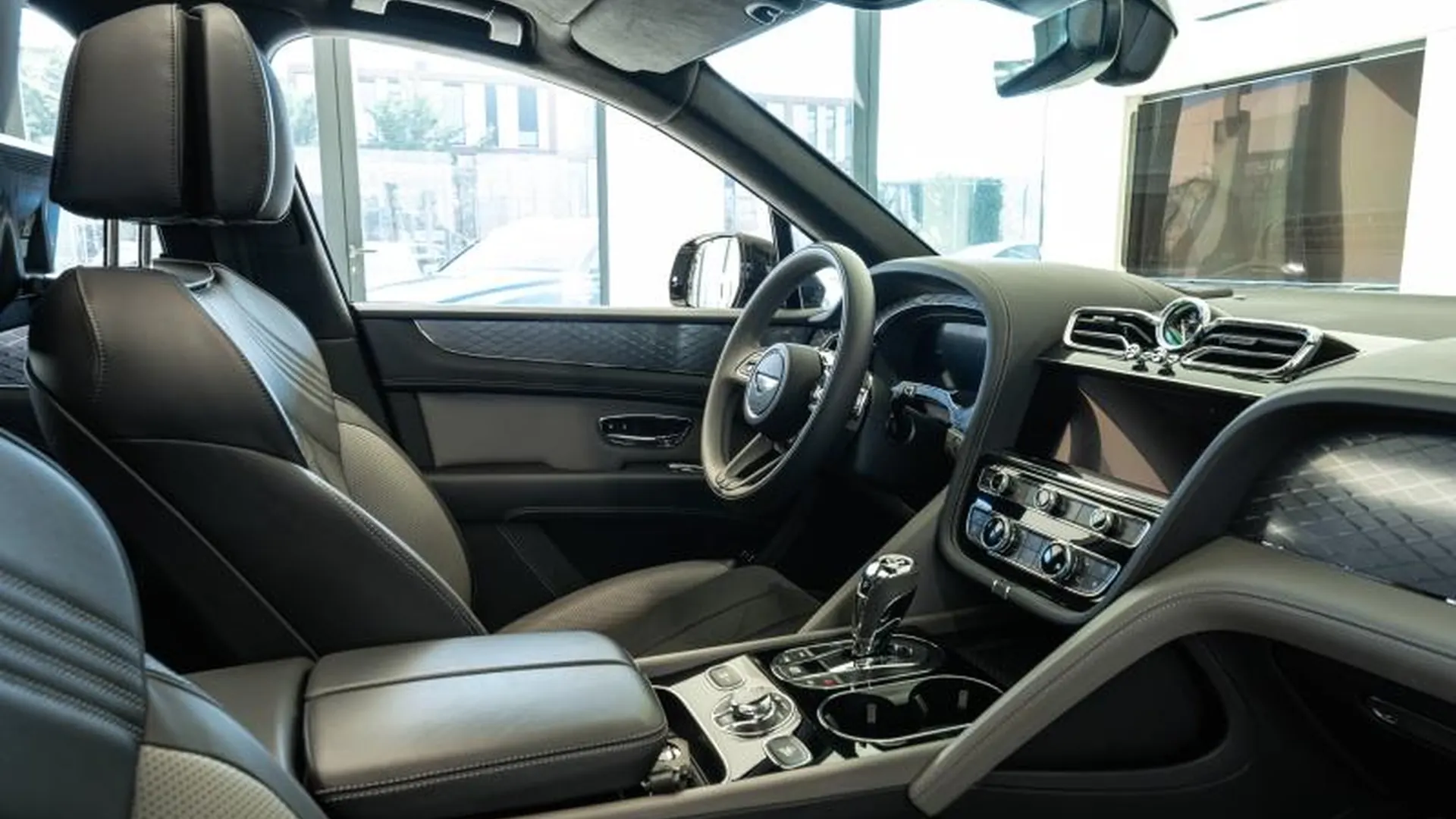 Bentley Bentayga — photo 11