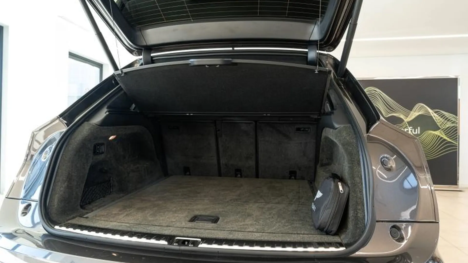 Bentley Bentayga — photo 15