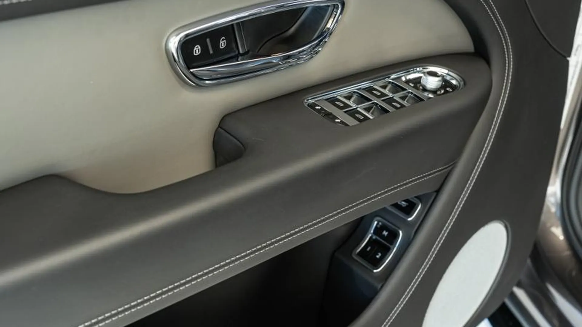 Bentley Bentayga — photo 32