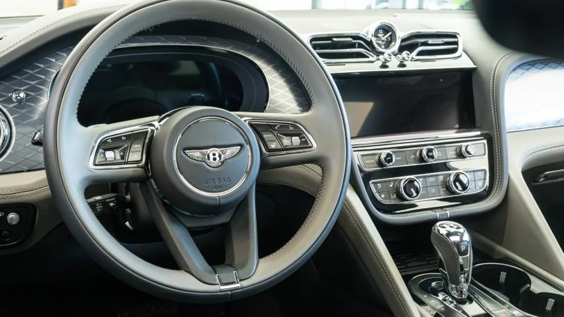 Bentley Bentayga — photo 8